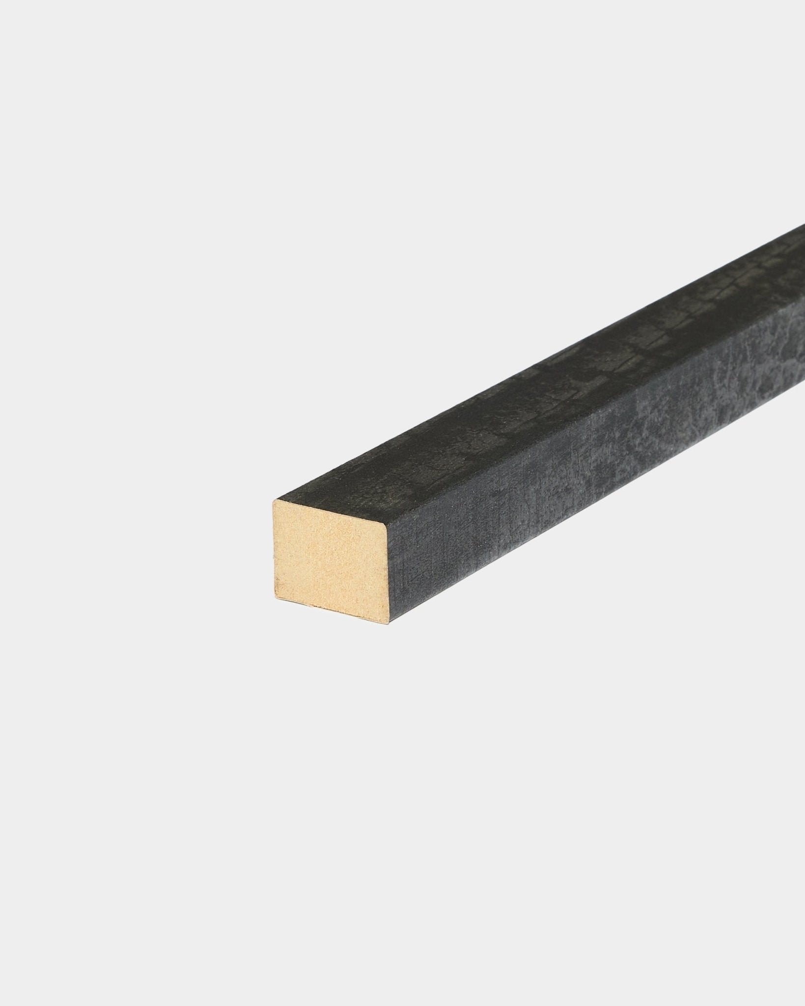 Lamella terminale WoodUpp Akupanel con finitura charcoal, spessore 2,2 cm, progettata per l’uso con pannelli acustici in legno o progetti da parete, mostrata su sfondo bianco.