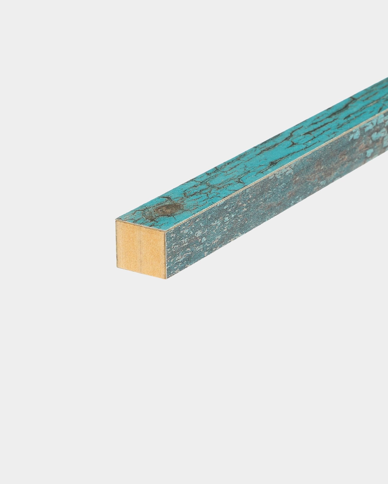 Lamella terminale WoodUpp Akupanel in Oxide Blue, 2,2 cm, pensata per valorizzare pannelli acustici o telai in MDF con una finitura in legno a vista.