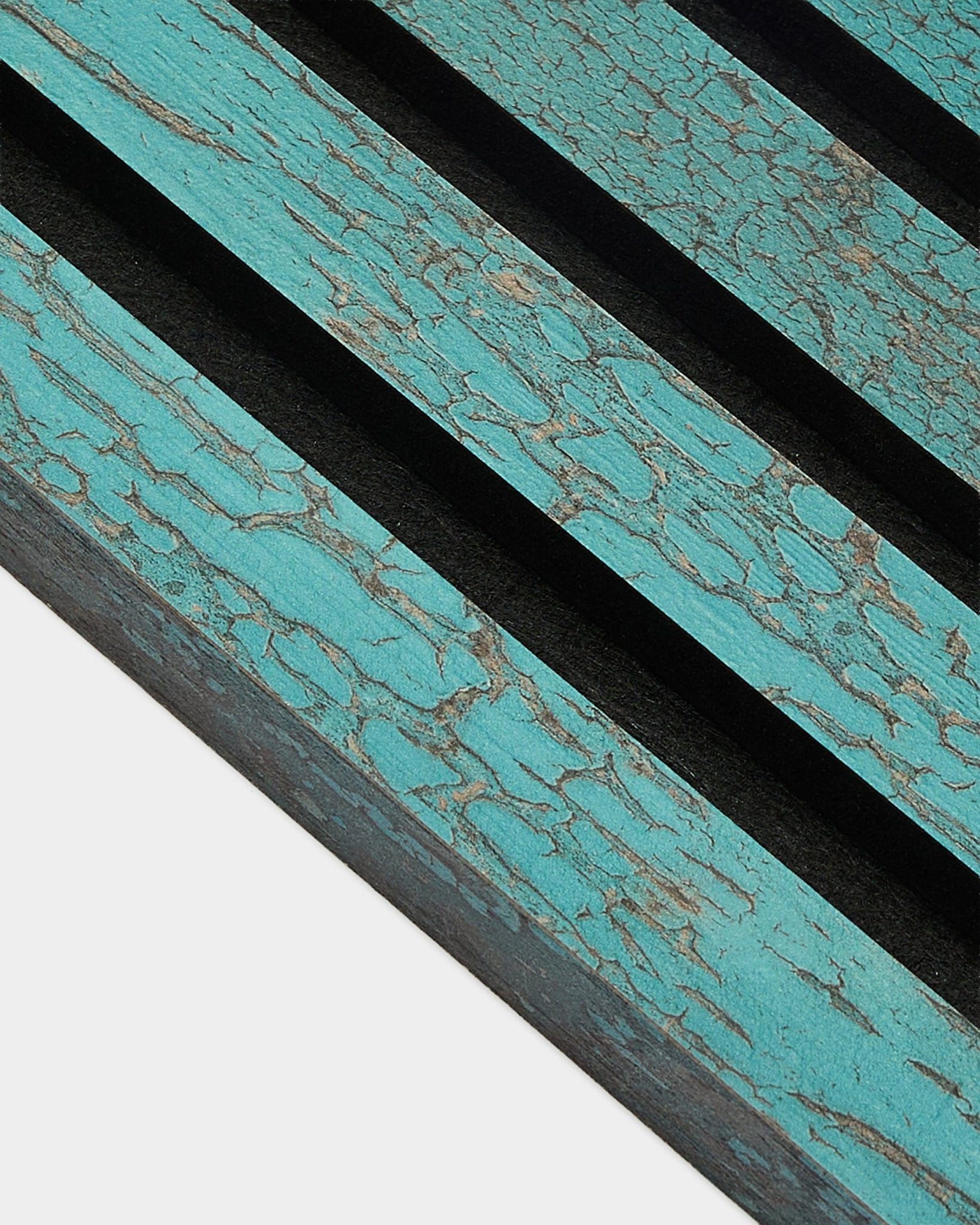Primo piano della lamella terminale WoodUpp Akupanel in Oxide Blue, 2,2 cm Pannello acustico, con texture nordica vissuta e marcate scanalature diagonali black.
