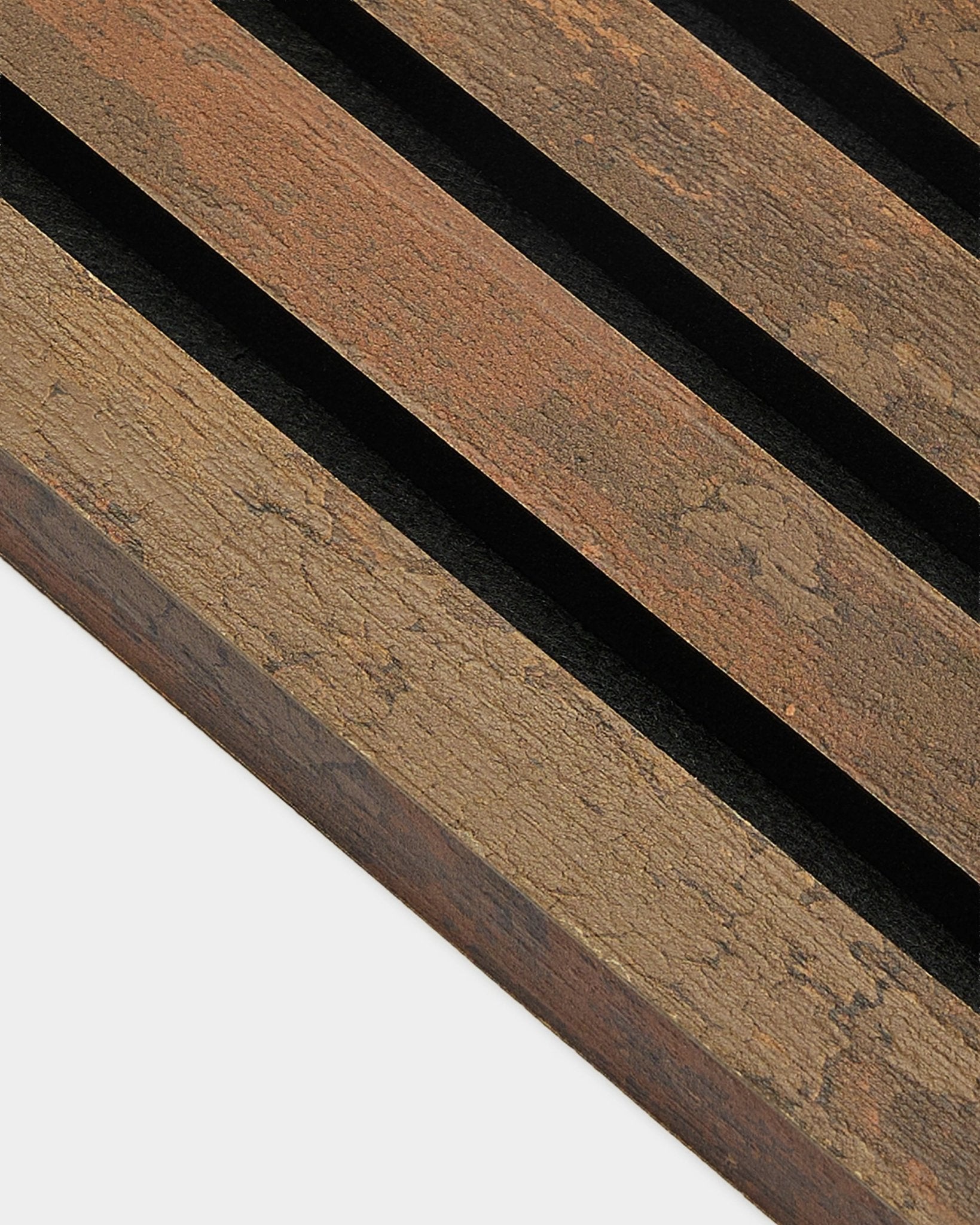 Primo piano di WoodUpp End Lamella in Oxide Copper, 2,2 cm: doghe acustiche in legno materiche con spazi black, progettate per l’installazione a parete Akupanel.