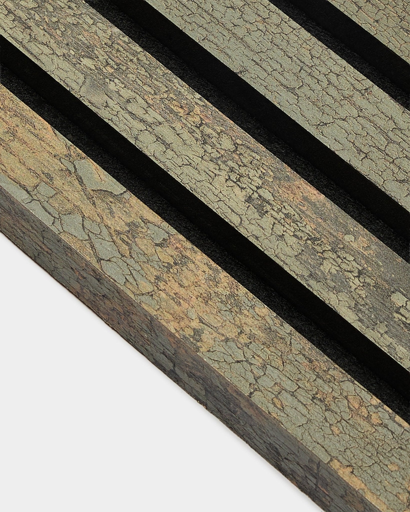Primo piano di WoodUpp Akupanel End Lamella in Oxide Grey, 2,2 cm, che mostra la texture Pannello acustico con scanalature black su una superficie dai toni terrosi.