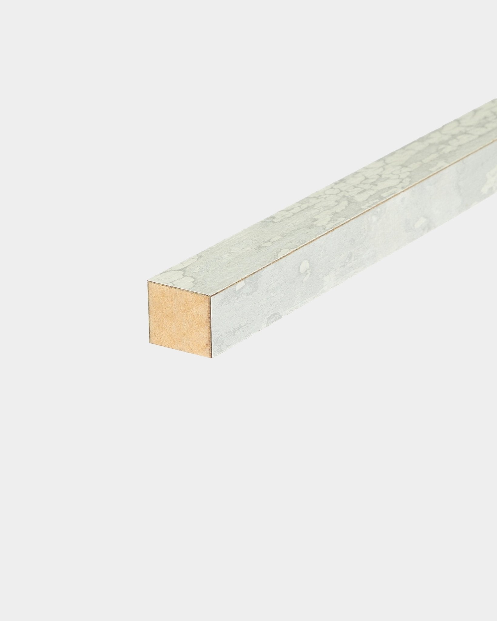 Primo piano della lamella terminale WoodUpp in Oxide White, 2,2 cm, che mostra il rivestimento materico su tre lati per l’installazione su telaio MDF con sistemi Pannello acustico.