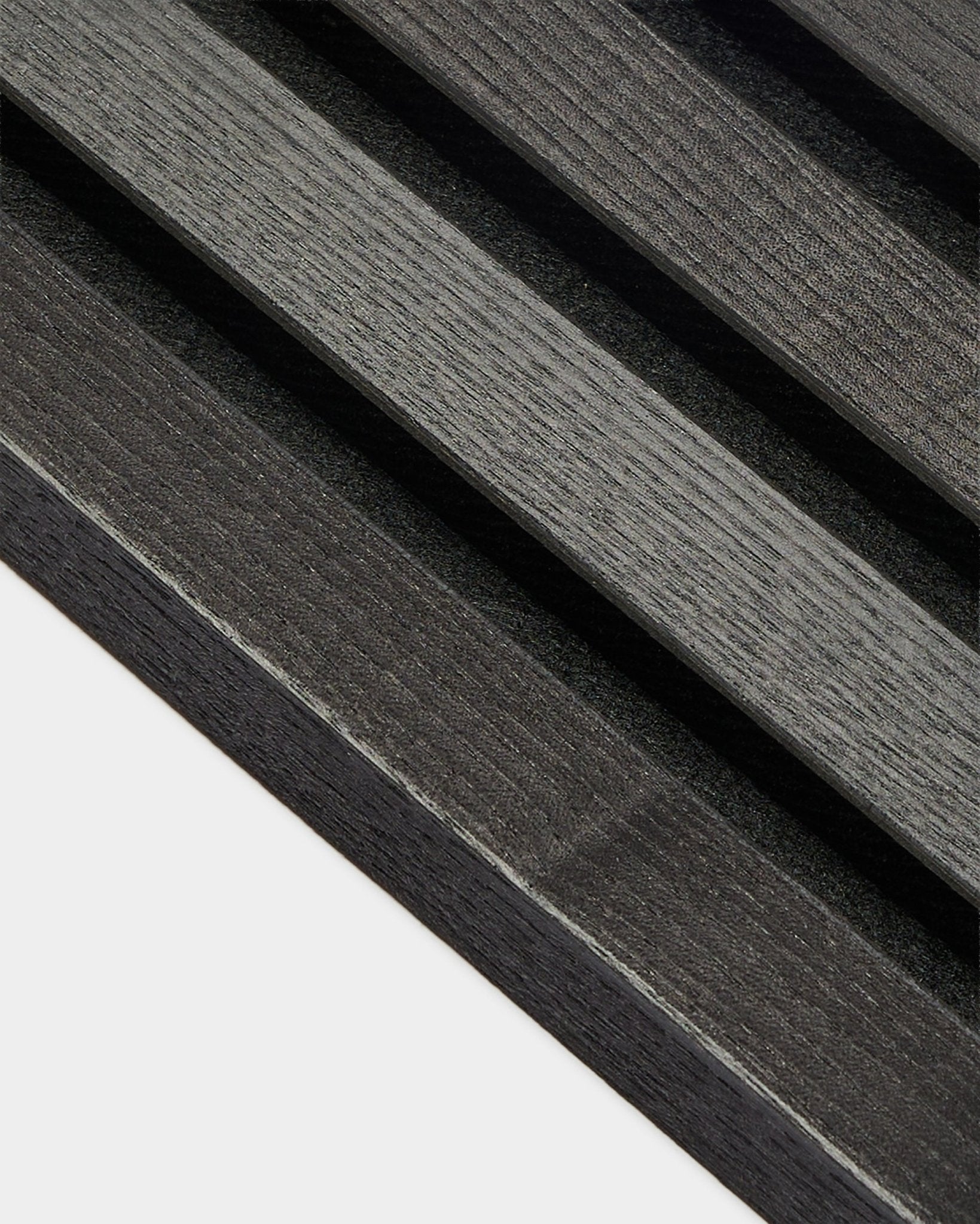 Primo piano della Lamella terminale WoodUpp con finitura in frassino Black, spessore 2,2 cm, progettata per installazioni Akupanel Pannello acustico o per l’uso con una cornice in MDF.