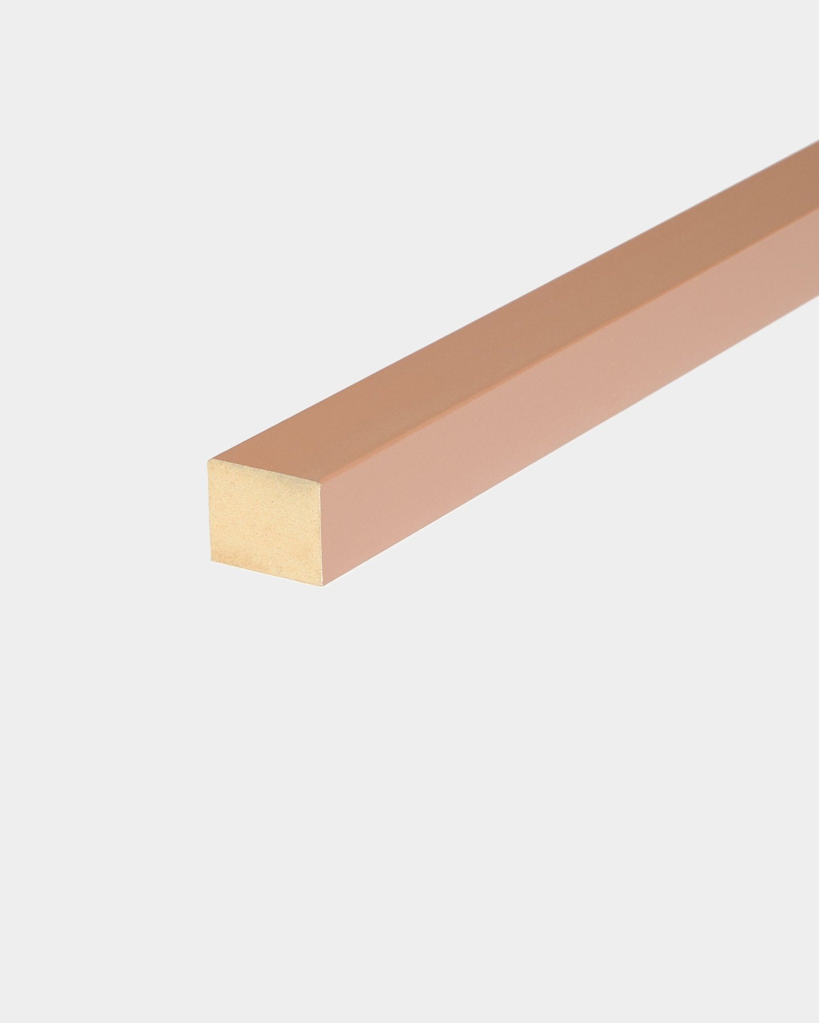 Lamella terminale WoodUpp con finitura Clay, larga 2,2 cm, da usare con i pannelli acustici Akupanel o per costruire telai in MDF; fa parte della gamma Nordic acoustic wood.
