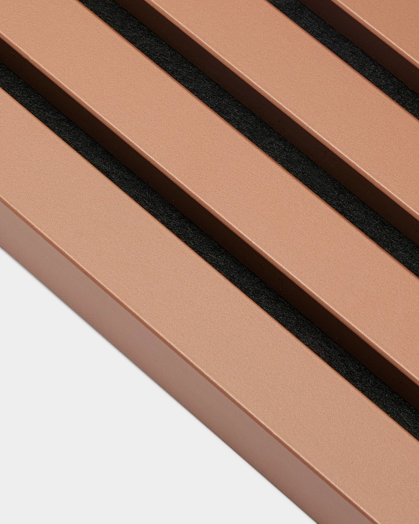 Lamella terminale WoodUpp Akupanel in Clay, spessa 2,2 cm, con doghe in metallo bronzo e spazi black, progettata per l’installazione a parete Pannello acustico o Akupanel.