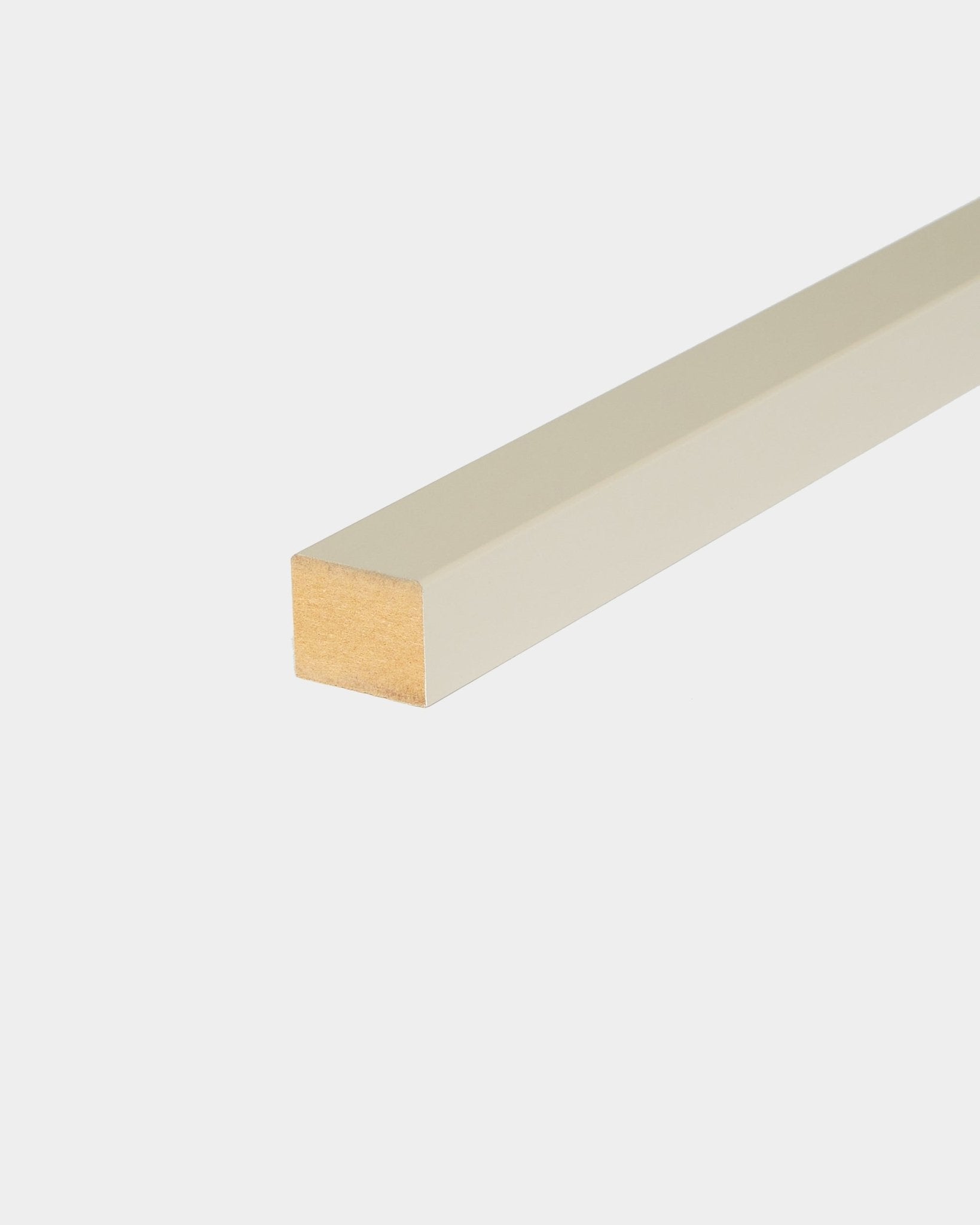 Lamella terminale WoodUpp con finitura Stone, 2,2 cm, accessorio Pannello acustico per telaio in MDF o pareti a pannelli, mostrata su uno sfondo bianco semplice.