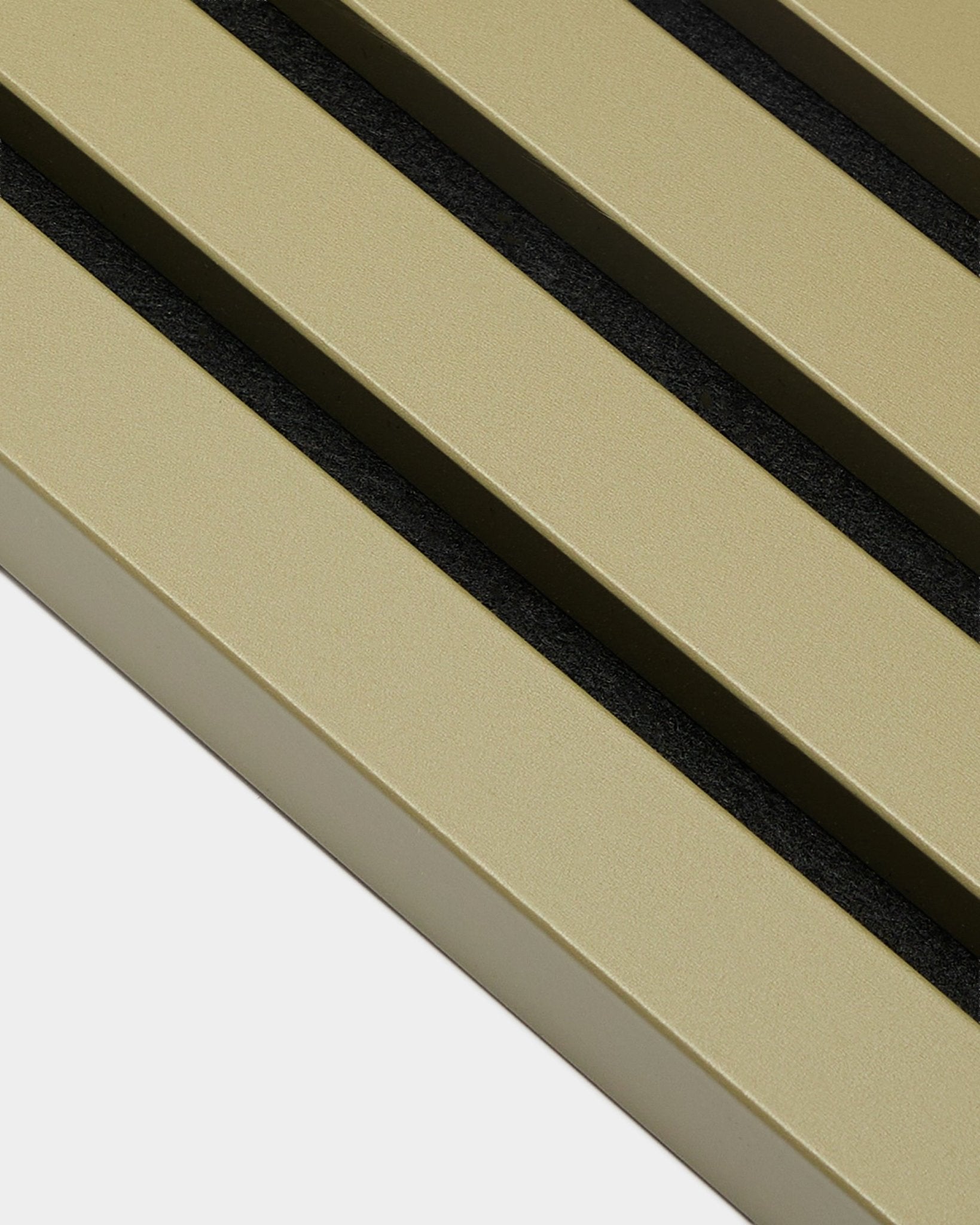 Primo piano di WoodUpp Akupanel End Lamella in Moss, 2,2 cm: Pannello acustico metallico oro con tre scanalature diagonali parallele black.