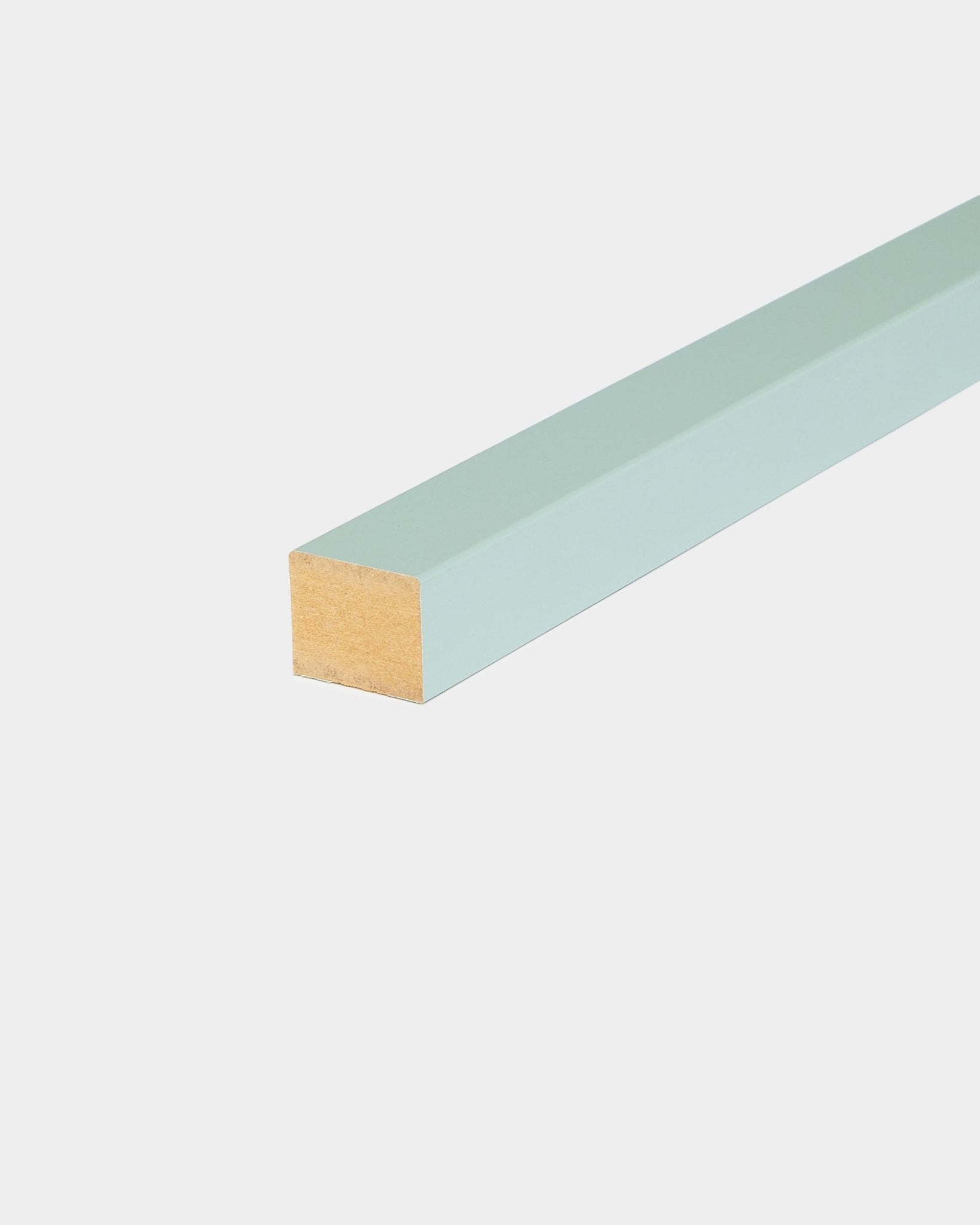WoodUpp End Lamella / Cloud, tassello in legno verde chiaro da 2,2 cm, compatibile con telai in MDF o installazione Akupanel Pannello acustico. Accessorio di design nordico.
