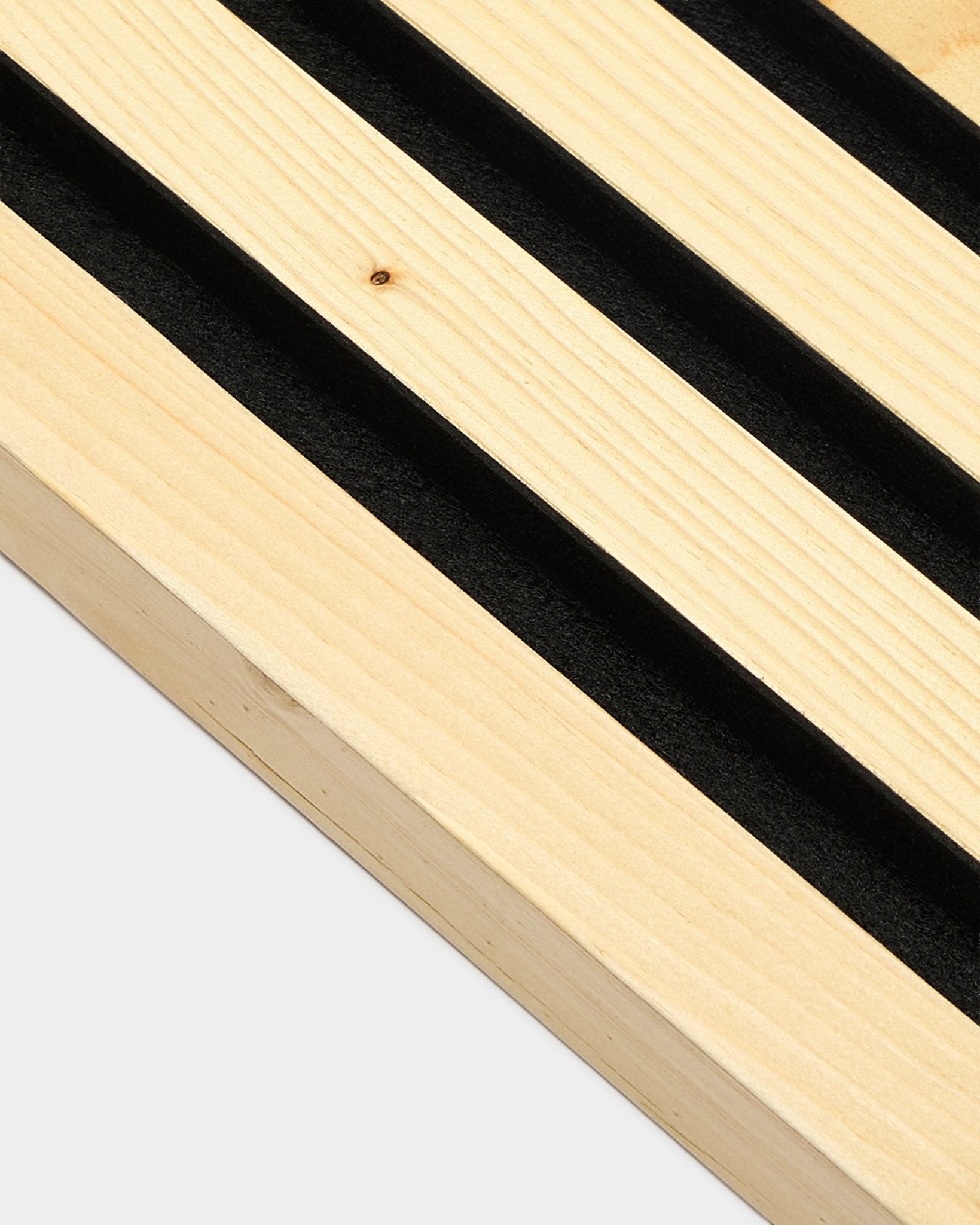 WoodUpp Alp Pannello acustico (2,2 cm) con scanalature in feltro parallele black e cornice in MDF, mostrato su uno sfondo bianco uniforme. Design minimalista nordico.