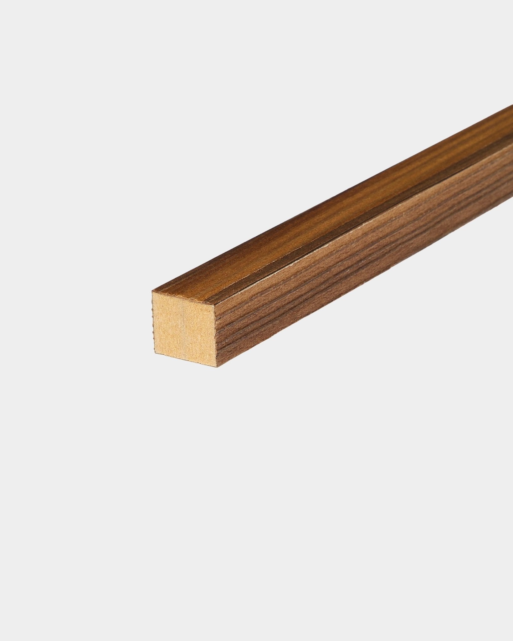 WoodUpp End Lamella in larice Rustic termotrattato, spessore 2,2 cm, pensata come accessorio per i pannelli acustici Akupanel, mostrata su uno sfondo bianco semplice.