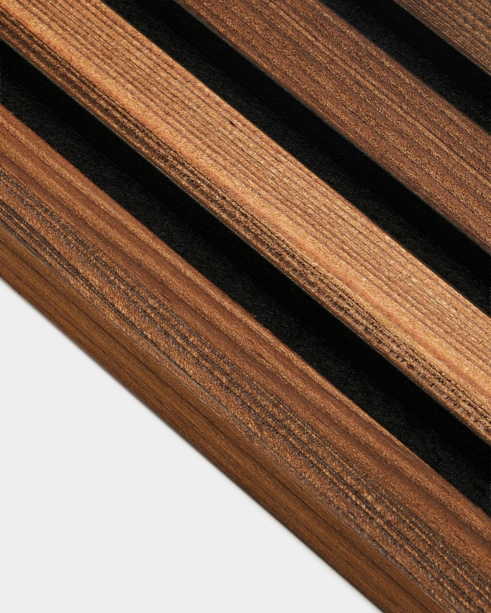 Primo piano di WoodUpp End Lamella Rustic in larice termotrattato (2,2 cm), progettata per l’installazione Akupanel Pannello acustico; sono visibili la venatura naturale e la finitura termotrattato.