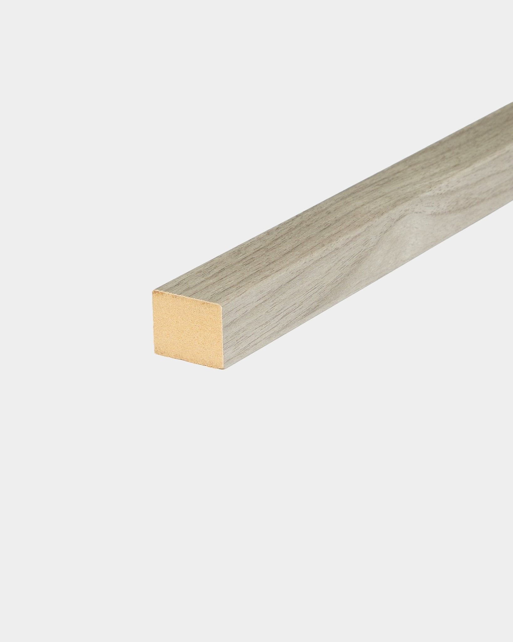 Lamella terminale WoodUpp in Weathered Rovere, larga 2,2 cm, progettata per telai in MDF o per l’installazione di Akupanel Pannello acustico, mostrata su uno sfondo bianco semplice.