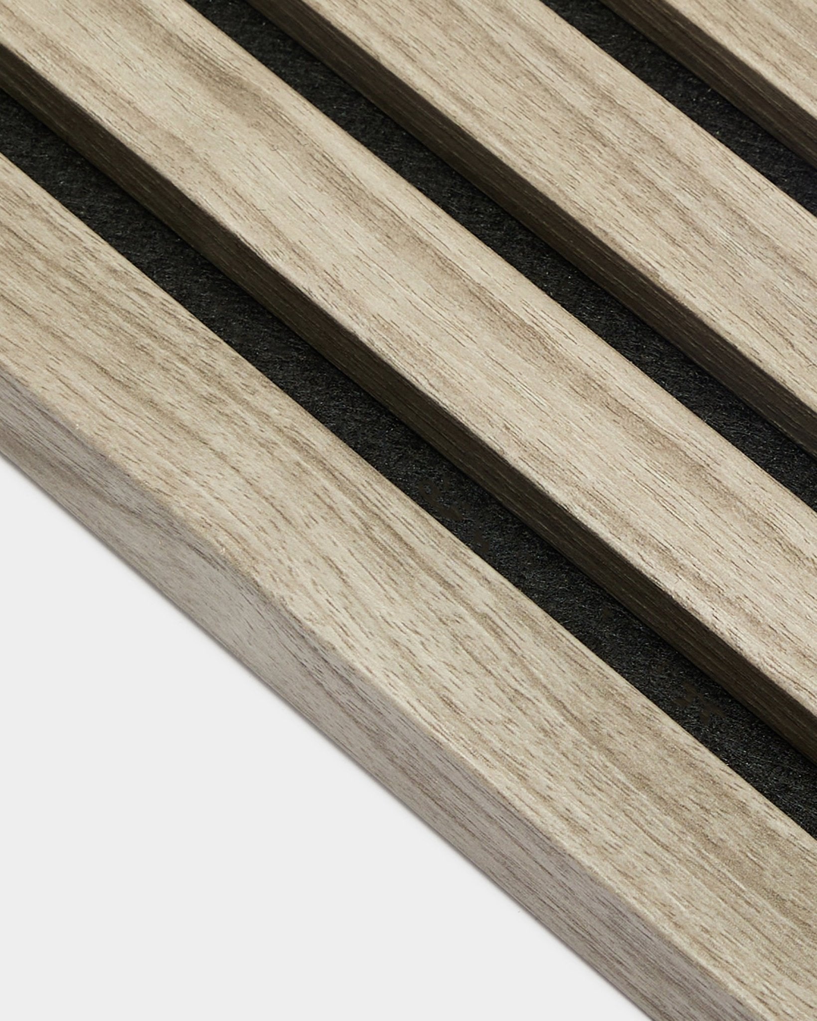 Primo piano della lamella terminale WoodUpp Akupanel in Weathered Rovere, 2,2 cm: doghe acustiche nordiche chiare in Rovere con supporto in feltro black, su sfondo bianco.