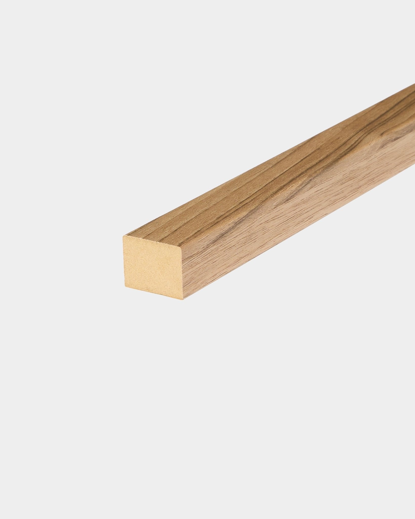 WoodUpp End Lamella in noce inglese, barra di finitura liscia in legno da 2,2 cm per i pannelli acustici Akupanel, mostrata su uno sfondo bianco semplice.
