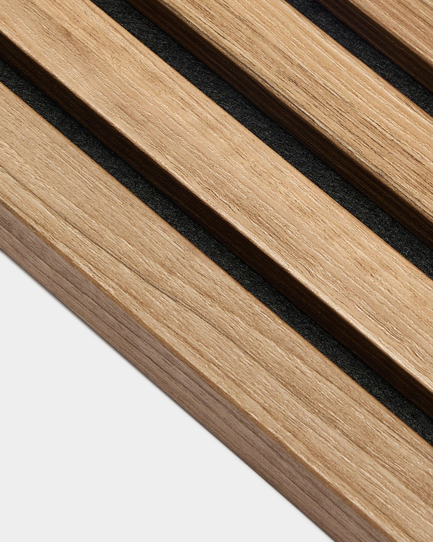 Primo piano di WoodUpp End Lamella in noce inglese, spessore di 2,2 cm, progettata per installazioni Akupanel Pannello acustico o come elemento per una parete d'accento.