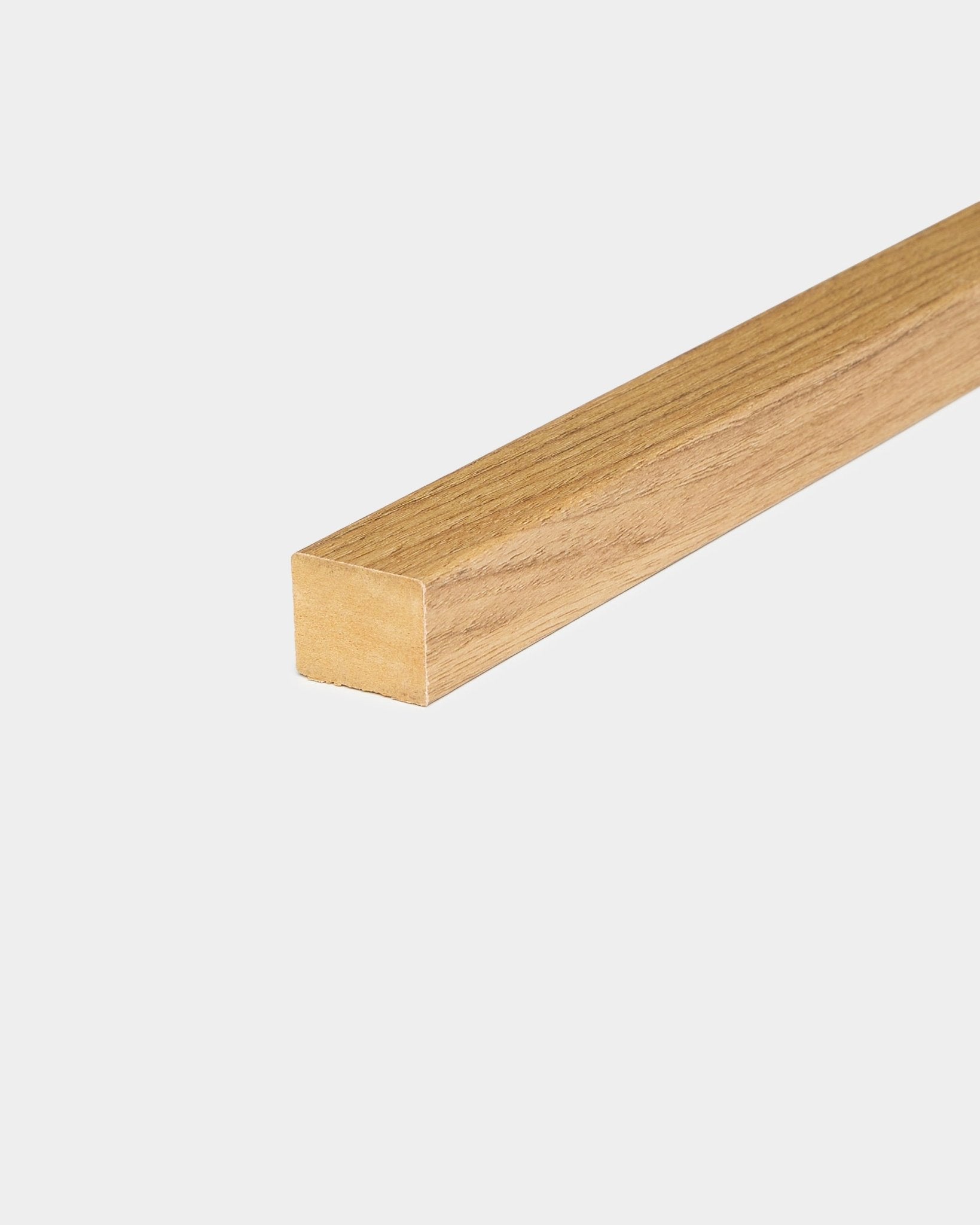 Lamella terminale in Rovere inglese con finitura liscia, spessa 2,2 cm, pensata come accessorio di installazione per i pannelli acustici in legno WoodUpp Akupanel e le pareti a pannelli.
