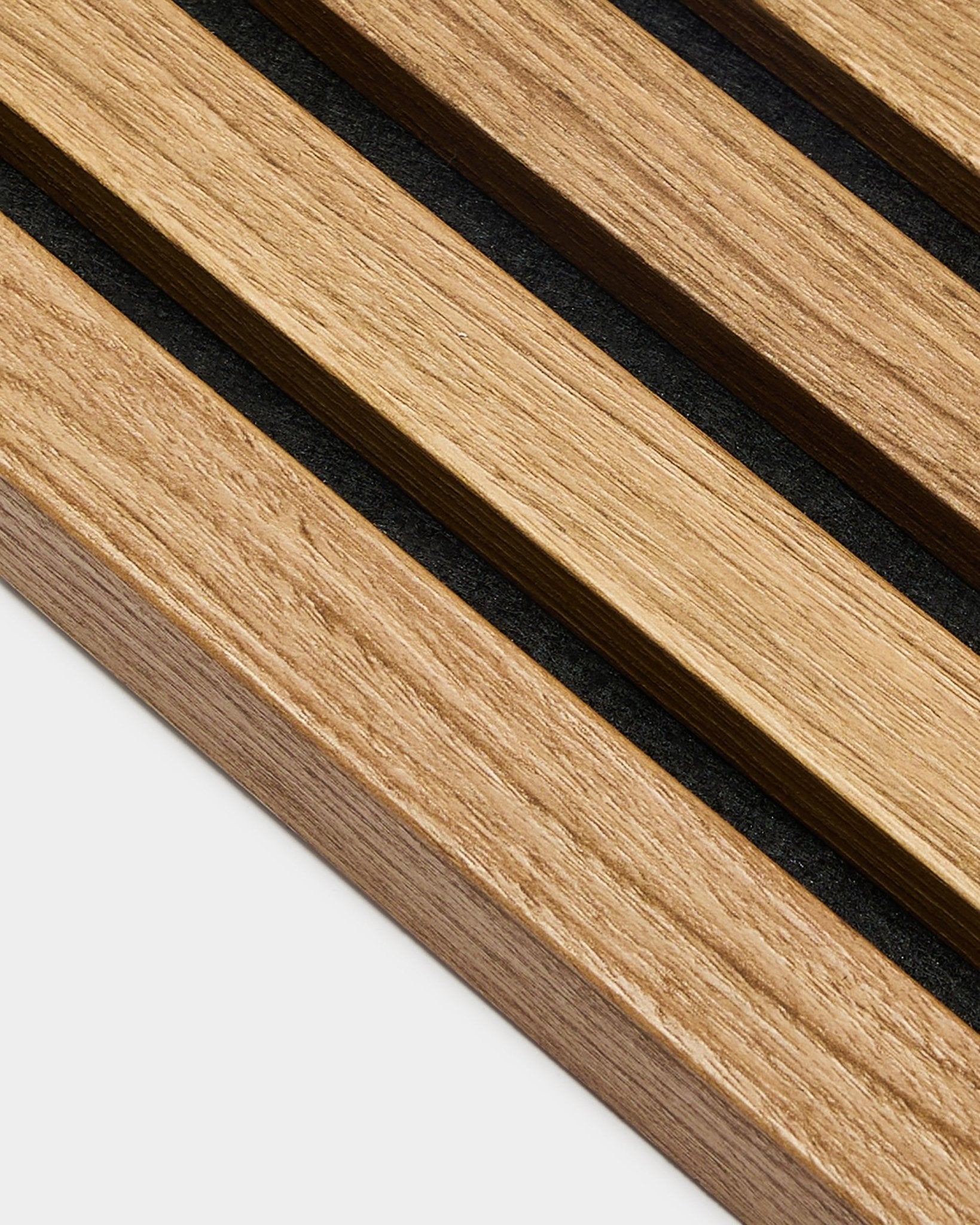 Primo piano di WoodUpp Akupanel Pannello acustico: doghe terminali parallele in Rovere inglese, larghe 2,2 cm, montate su una struttura in MDF per un look nordico minimalista.