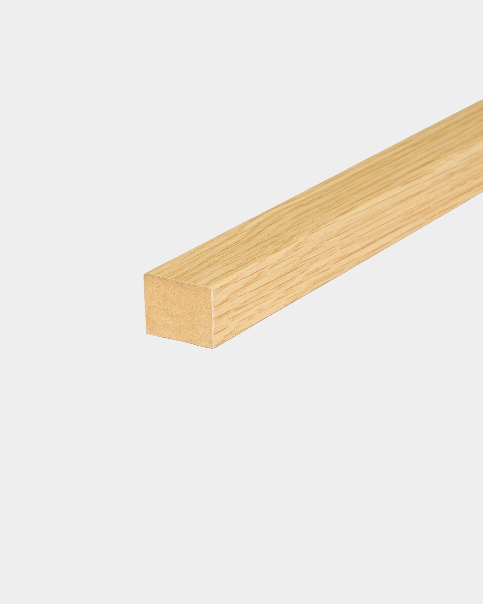 Lamella terminale WoodUpp Southern Rovere, spessore 2,2 cm, progettata per l’installazione su telaio in MDF, mostrata su uno sfondo bianco semplice.