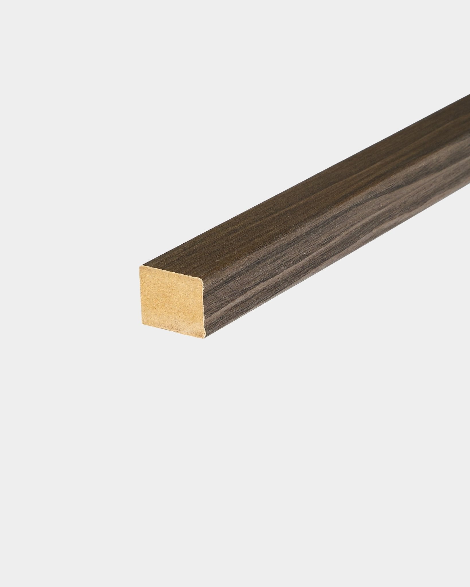 Lamella terminale WoodUpp in Black Oak, 2,2 cm, pensata per rifinire i bordi di Akupanel Pannello acustico o come dettaglio per cornici in MDF in interni dallo stile nordico.