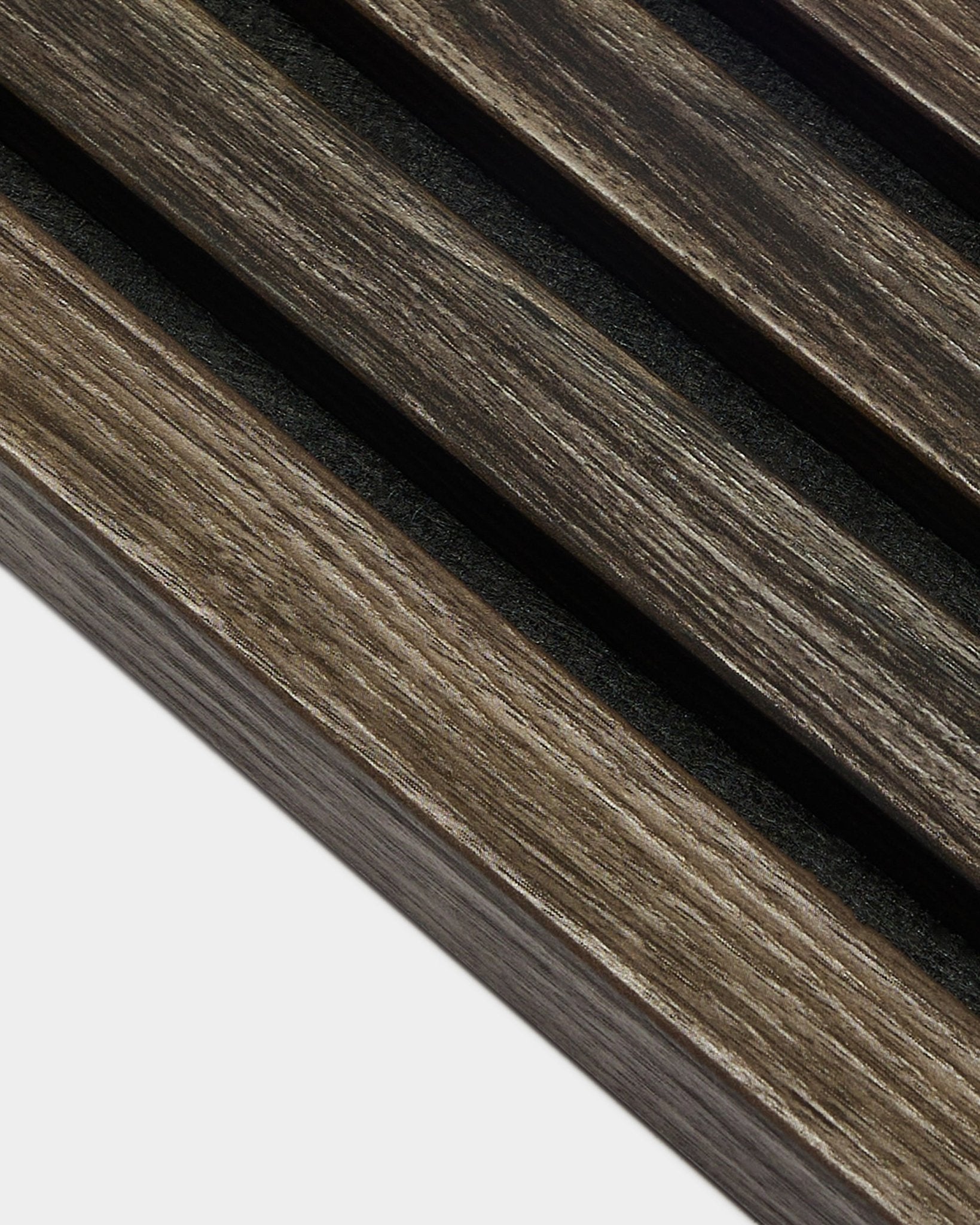 Primo piano di doghe Rovere Pannello acustico scure con fughe black, che mostrano la texture e i dettagli della lamella terminale WoodUpp Akupanel, spessa 2,2 cm.