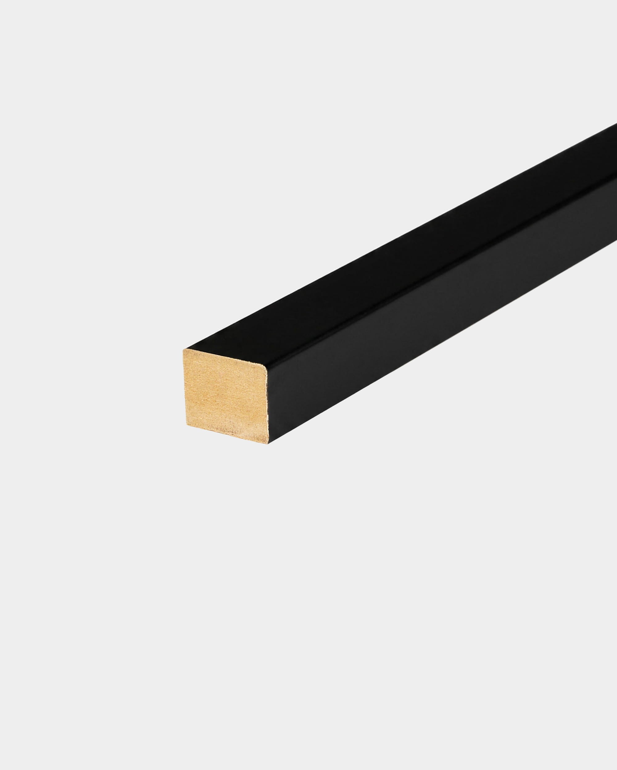 Lamella terminale WoodUpp con rivestimento nero, 240 x 2,2 cm, con estremità color oro per l’installazione su Akupanel, raffigurata su sfondo bianco.