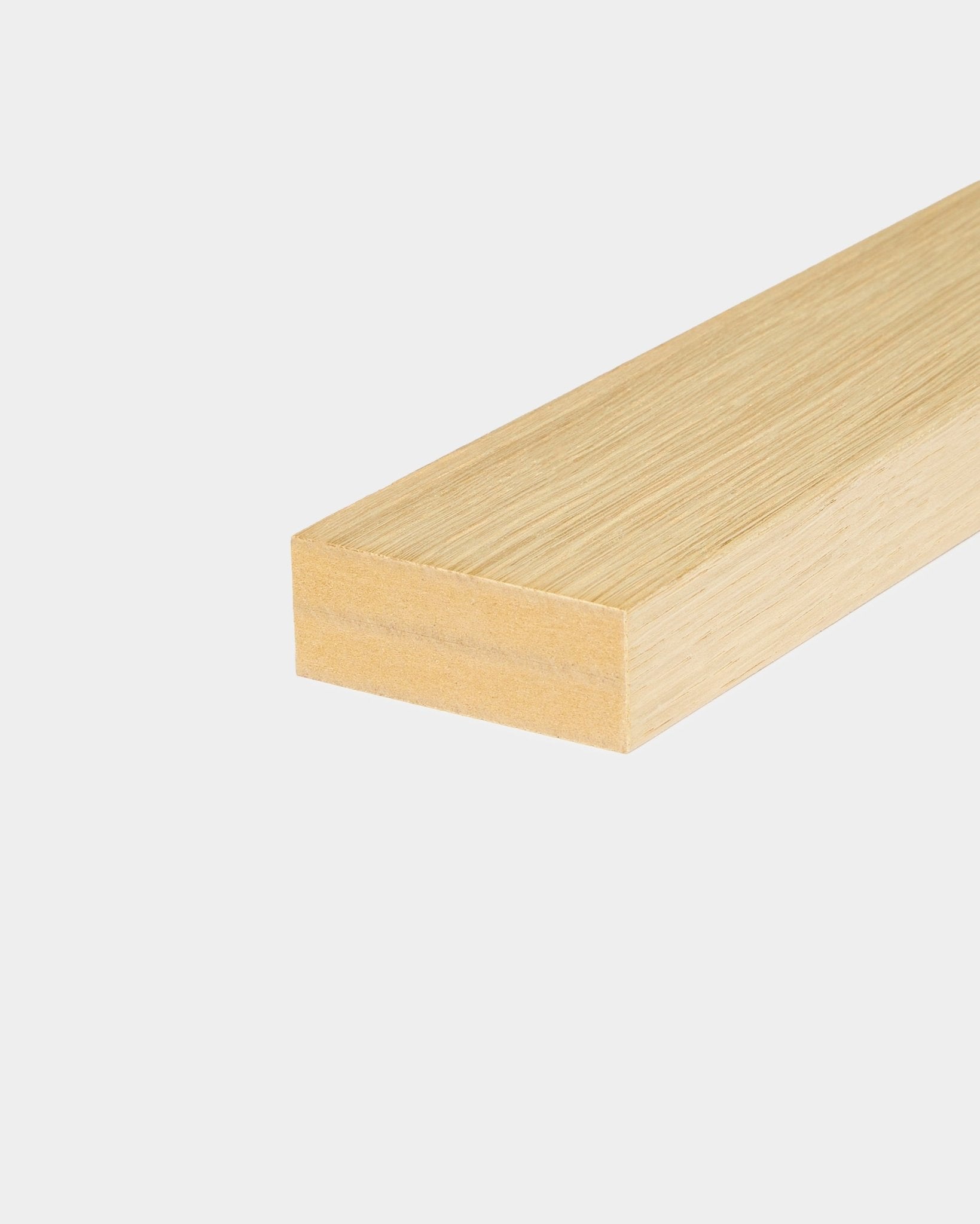 Doghetta terminale WoodUpp End Lamella Classic Rovere (6,7 cm), progettata per installazioni Akupanel Pannello acustico, mostrata su uno sfondo bianco semplice.