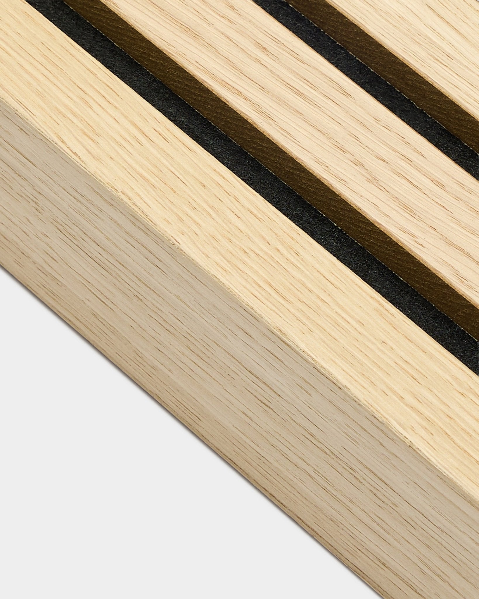 Primo piano dettagliato di una doghetta terminale WoodUpp Classic Rovere End, larga 6,7 cm, progettata per l’installazione Akupanel Pannello acustico o per l’integrazione con una cornice in MDF.
