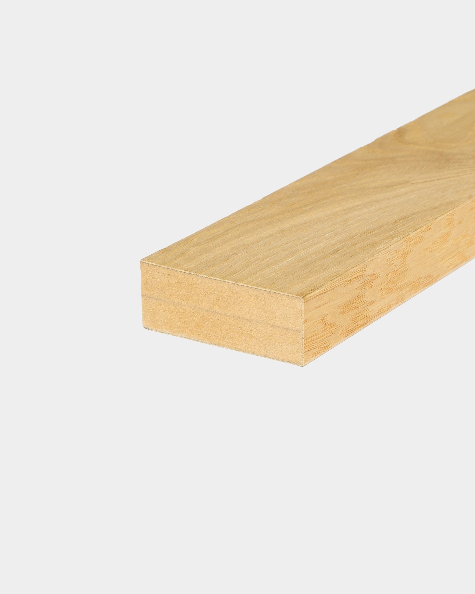 Lamella terminale WoodUpp in Rustic Natural Oak (6,7 cm), adatta per installazioni con pannello acustico in legno Akupanel o telaio in MDF, mostrata su uno sfondo bianco semplice.