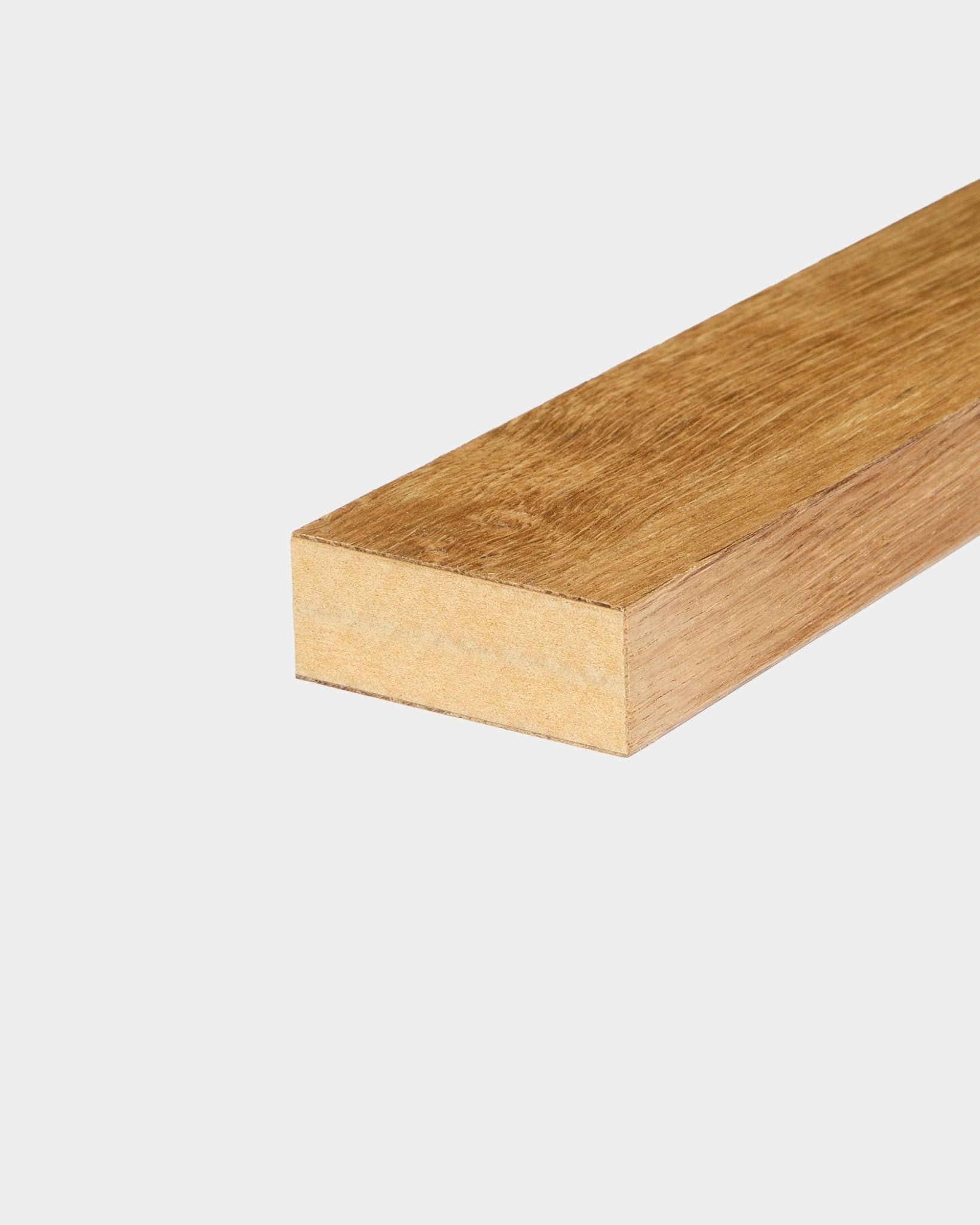 Lamella terminale WoodUpp in Rustic Brown Rovere, larga 6,7 cm, pensata per l’installazione con Akupanel Pannello acustico o telaio in MDF, mostrata su uno sfondo bianco uniforme.
