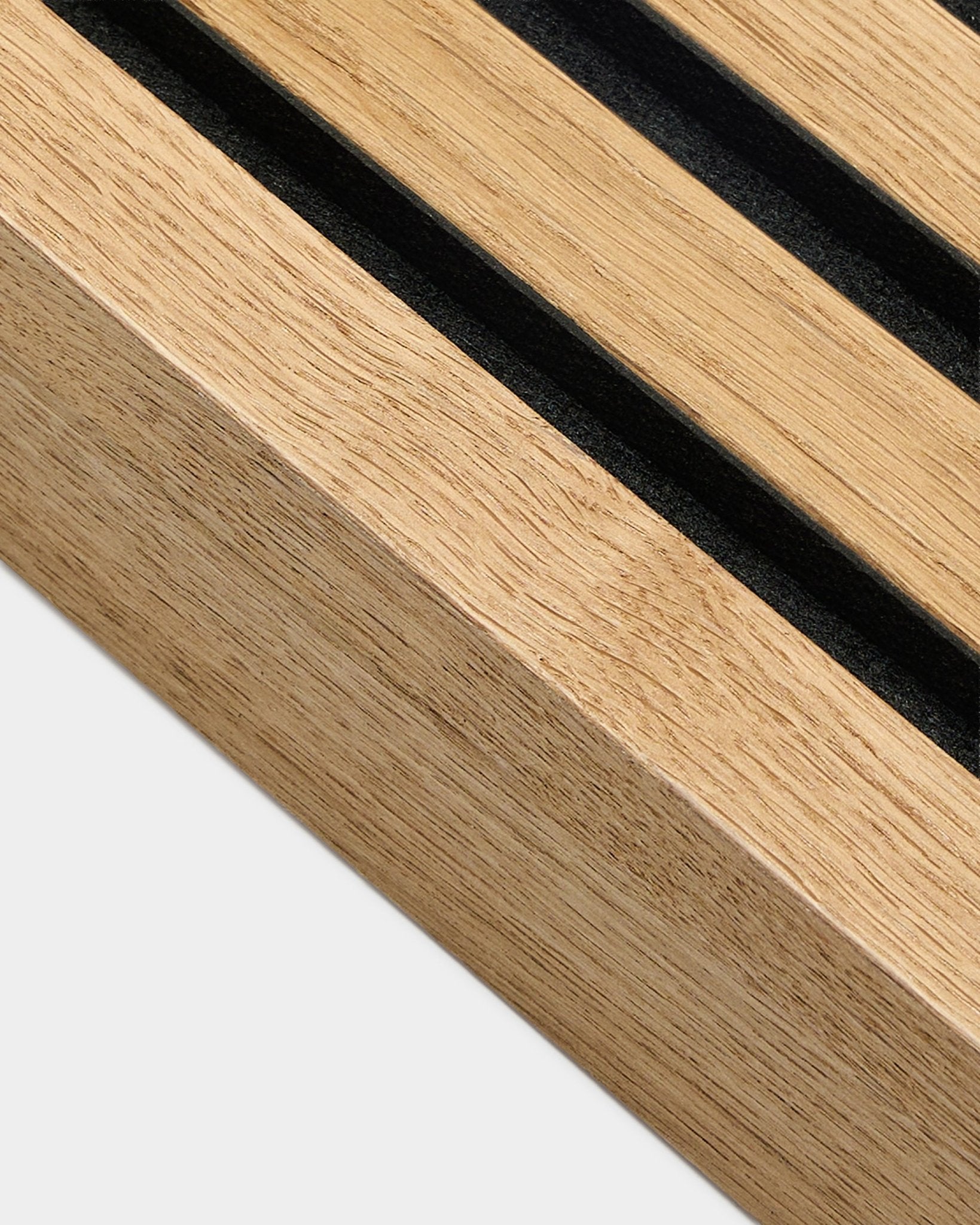 Primo piano di WoodUpp Akupanel Pannello acustico in Rustic Brown Rovere, lamella terminale larga 6,7 cm con scanalature parallele in black e venatura del legno materica.