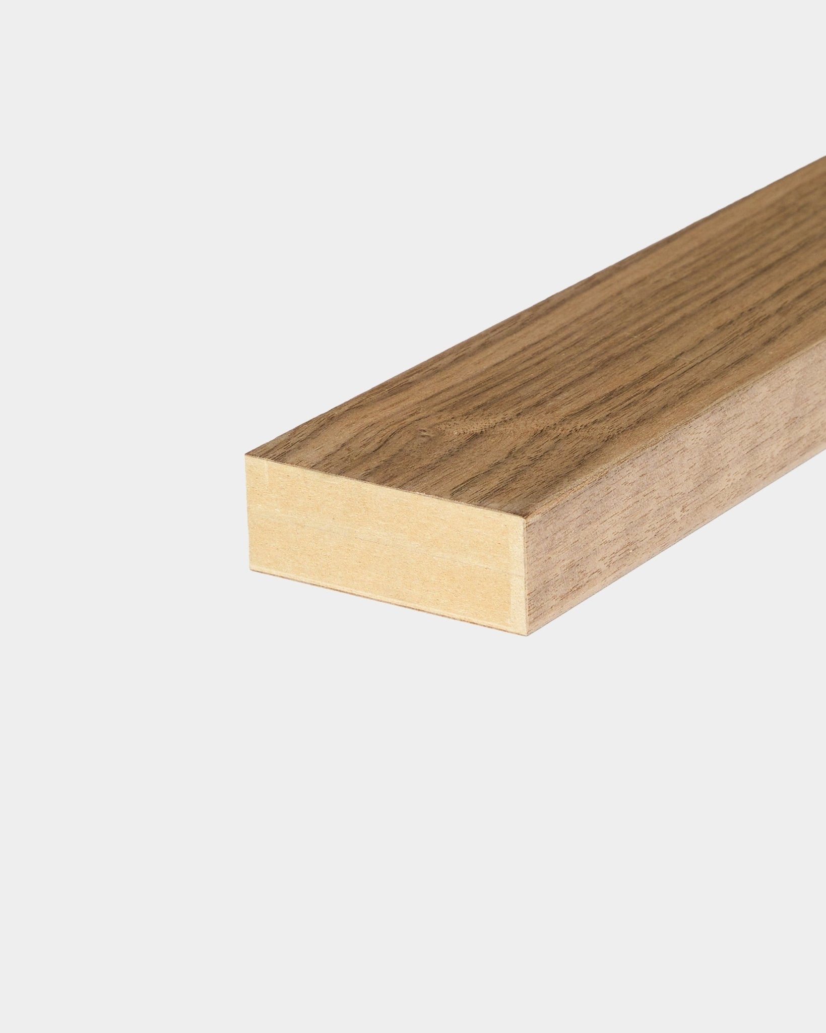 Lamella terminale WoodUpp in noce, 6,7 cm, pensata per rifinire i bordi di Akupanel Pannello acustico o per l’integrazione in telai in MDF.