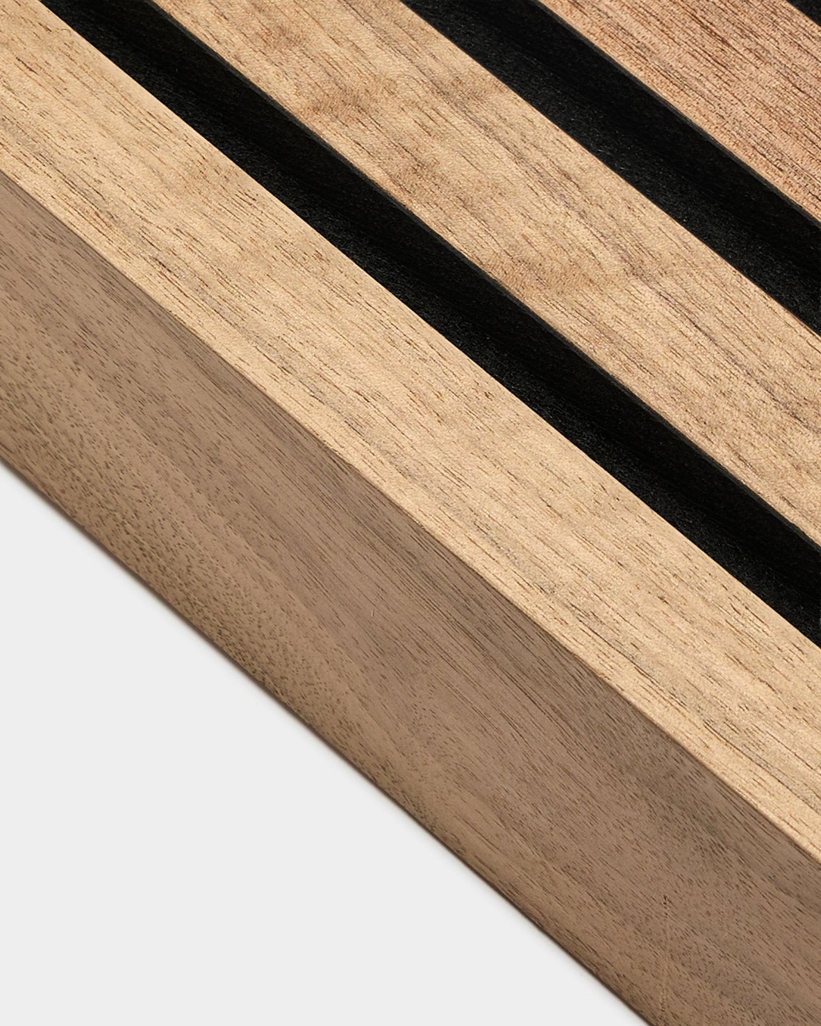 Primo piano della lamella terminale WoodUpp Akupanel in noce, larghezza 6,7 cm, telaio in MDF con retro in feltro acustico black, mostrata su uno sfondo grigio chiaro.