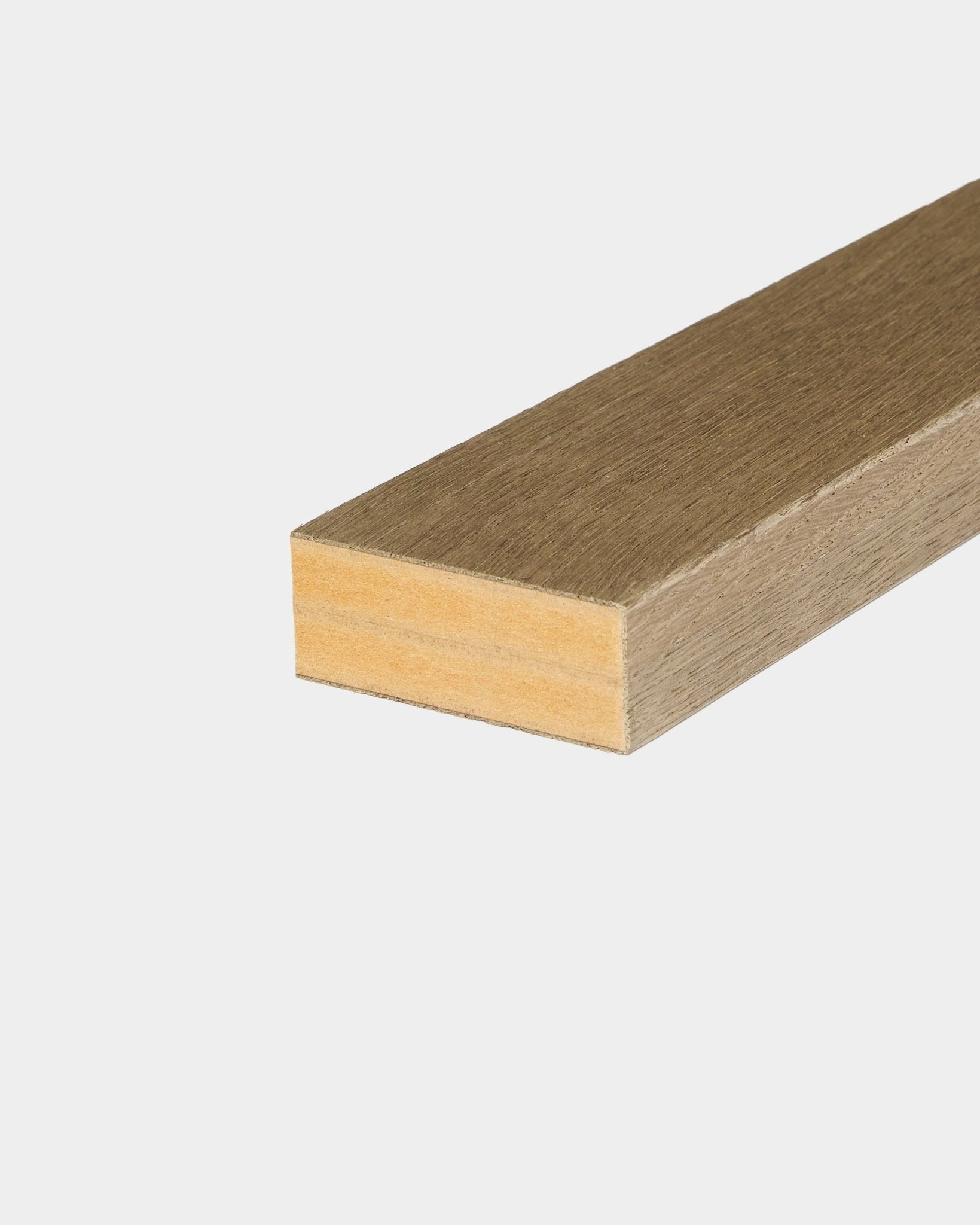 Lamella terminale WoodUpp in rustic grey oak, larga 6,7 cm, pensata come elemento di finitura per i pannelli acustici in legno Akupanel o per installazioni a parete con pannelli.