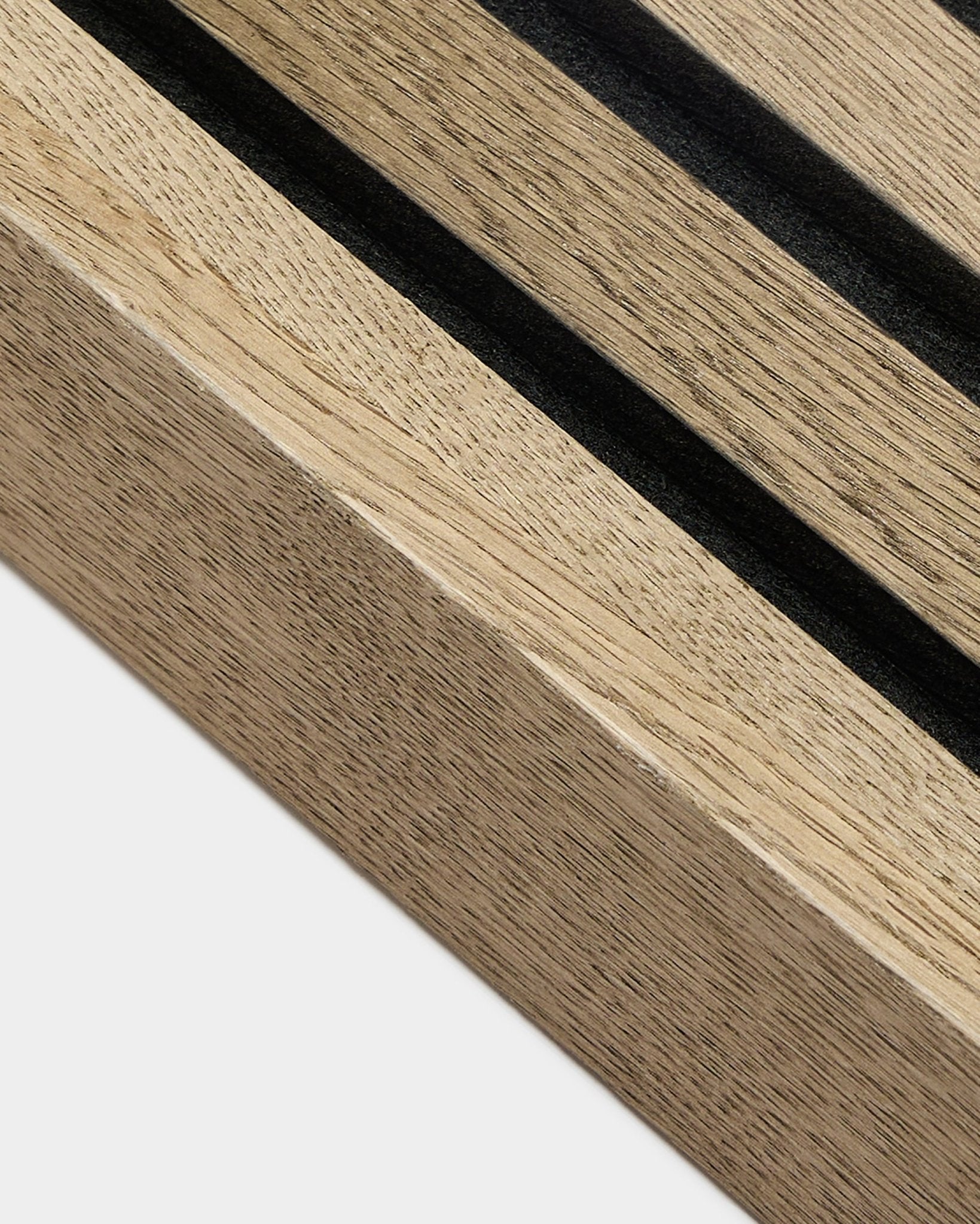 Primo piano dell’accessorio WoodUpp Akupanel: lamella terminale in Rustic Grey Oak (6,7 cm) con scanalature strette e scure lungo la venatura chiara del legno nordico e una superficie materica.