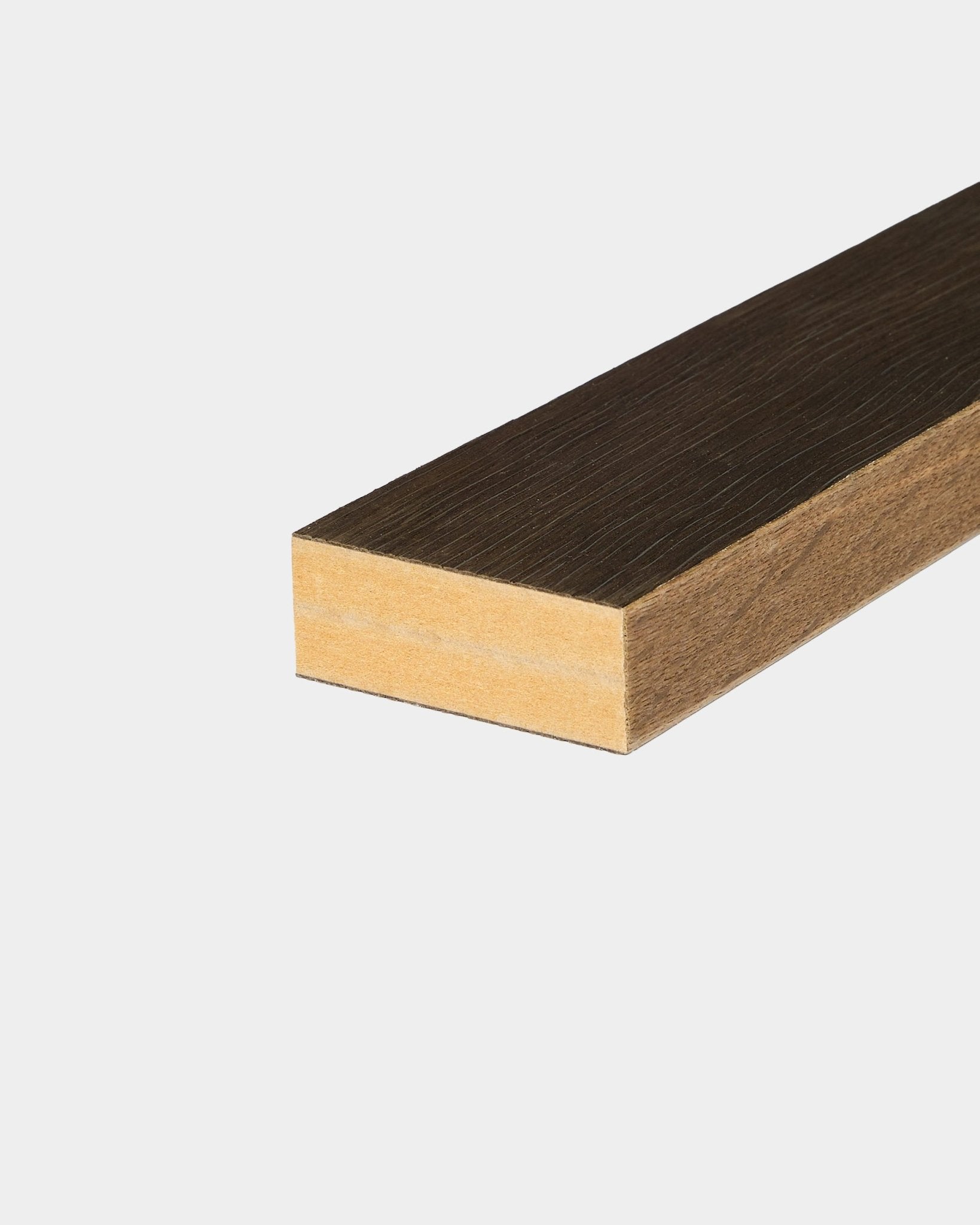 Lamella terminale WoodUpp in Rustic Smoked Oak (6,7 cm), progettata per installazioni Nordic Akupanel Pannello acustico, mostrata su sfondo bianco.