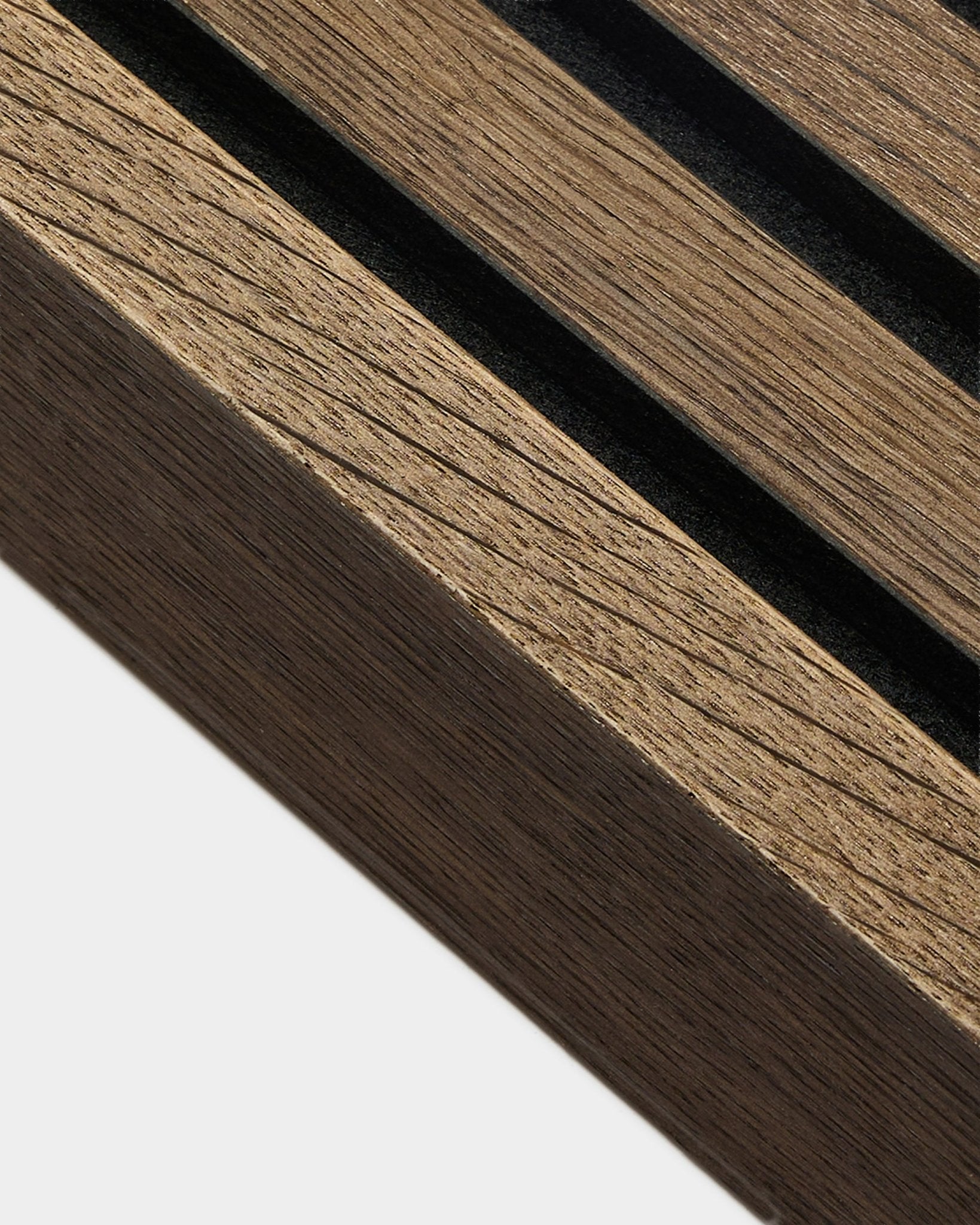 Primo piano della lamella terminale WoodUpp in Rustic Smoked Oak, 6,7 cm: doghe angolate con venature del legno visibili, progettata per l’installazione Pannello acustico o Akupanel.