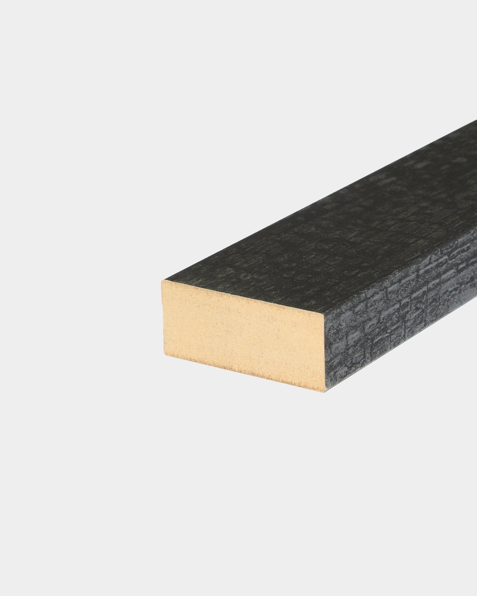Primo piano dell’accessorio WoodUpp Akupanel: lamella terminale in Charcoal, 6,7 cm, con superficie in legno black testurizzata e venatura di testa a vista su sfondo bianco.