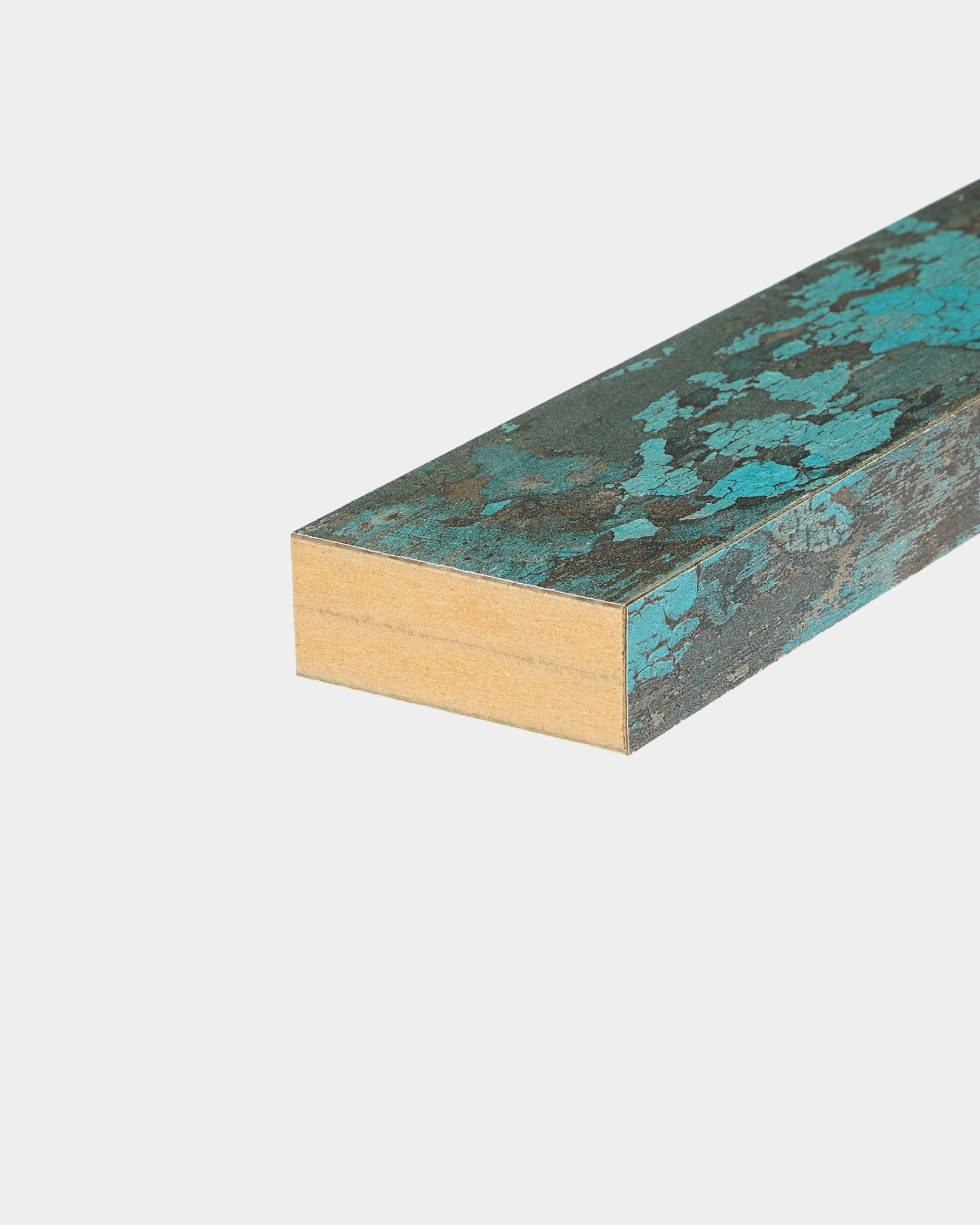 Primo piano dell’accessorio WoodUpp Akupanel: lamella terminale in Oxide Blue, larghezza 6,7 cm, pensata per installazioni Pannello acustico o Akupanel su sfondo bianco.