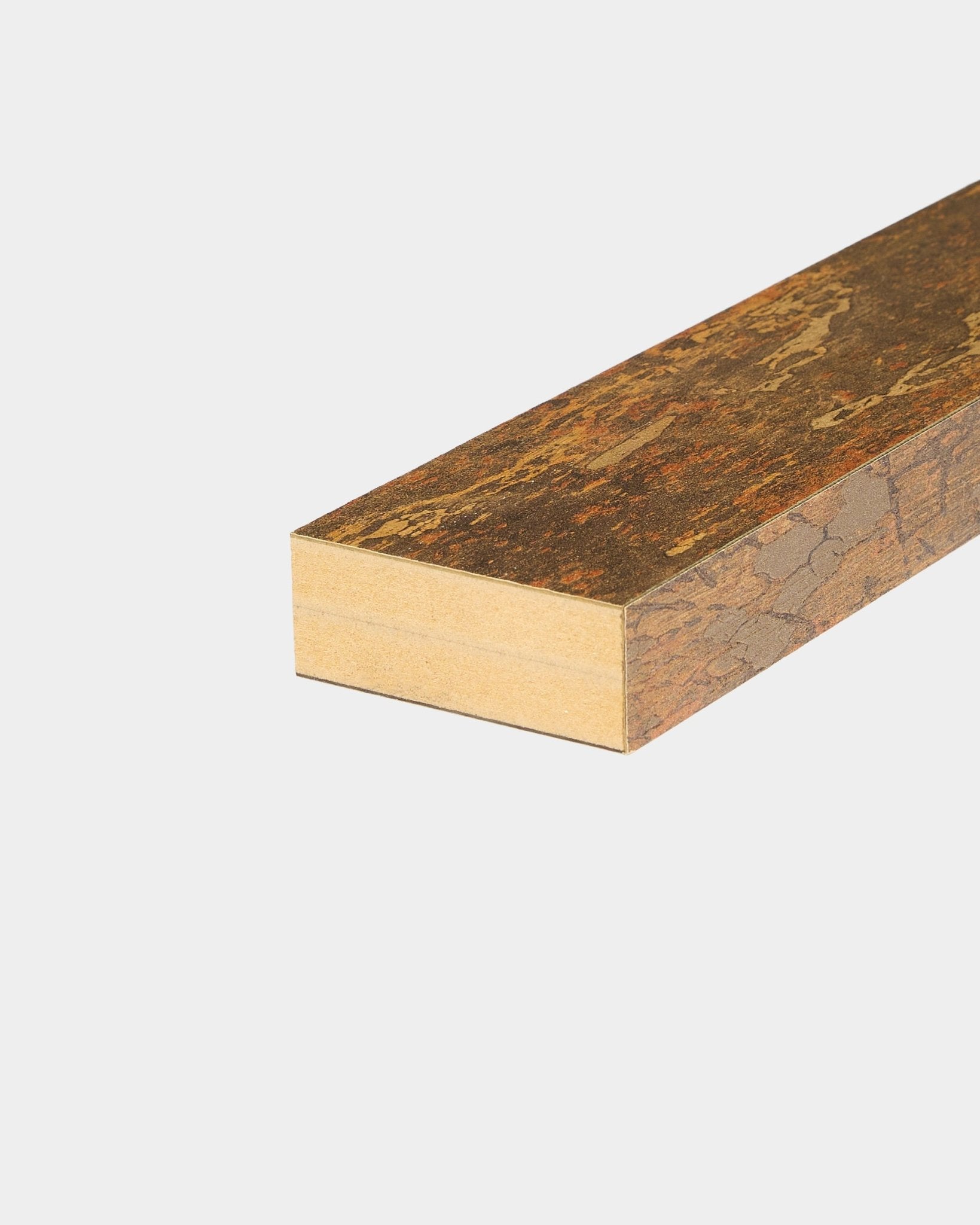 Lamella terminale WoodUpp Akupanel con finitura Oxide Copper, larga 6,7 cm, progettata per un’installazione continua su Pannello acustico o su slatwall su qualsiasi superficie.