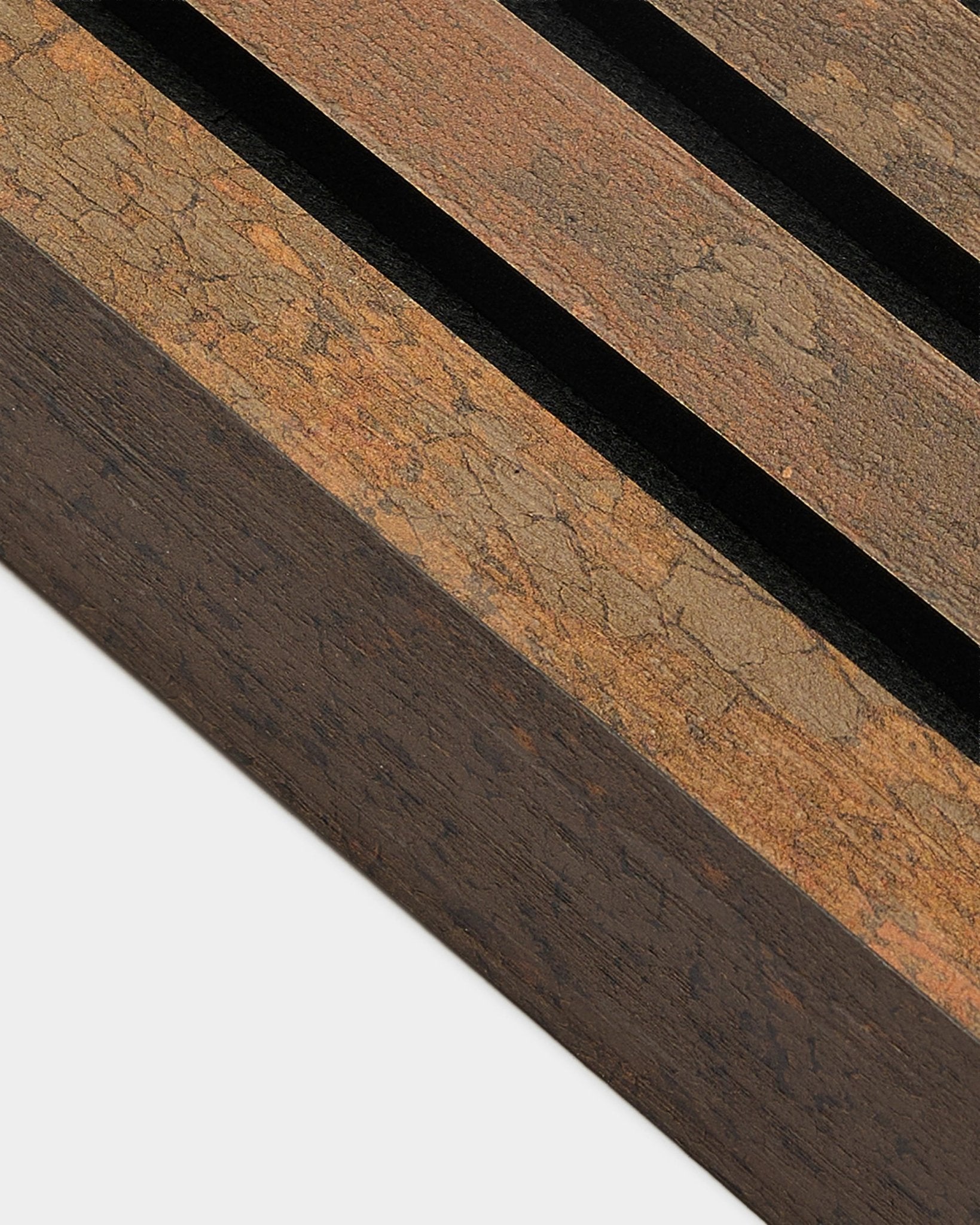 Dettaglio ravvicinato della lamella terminale WoodUpp Akupanel in Oxide Copper, 6,7 cm, con struttura in MDF scanalata e superficie materica dall’aspetto vissuto.