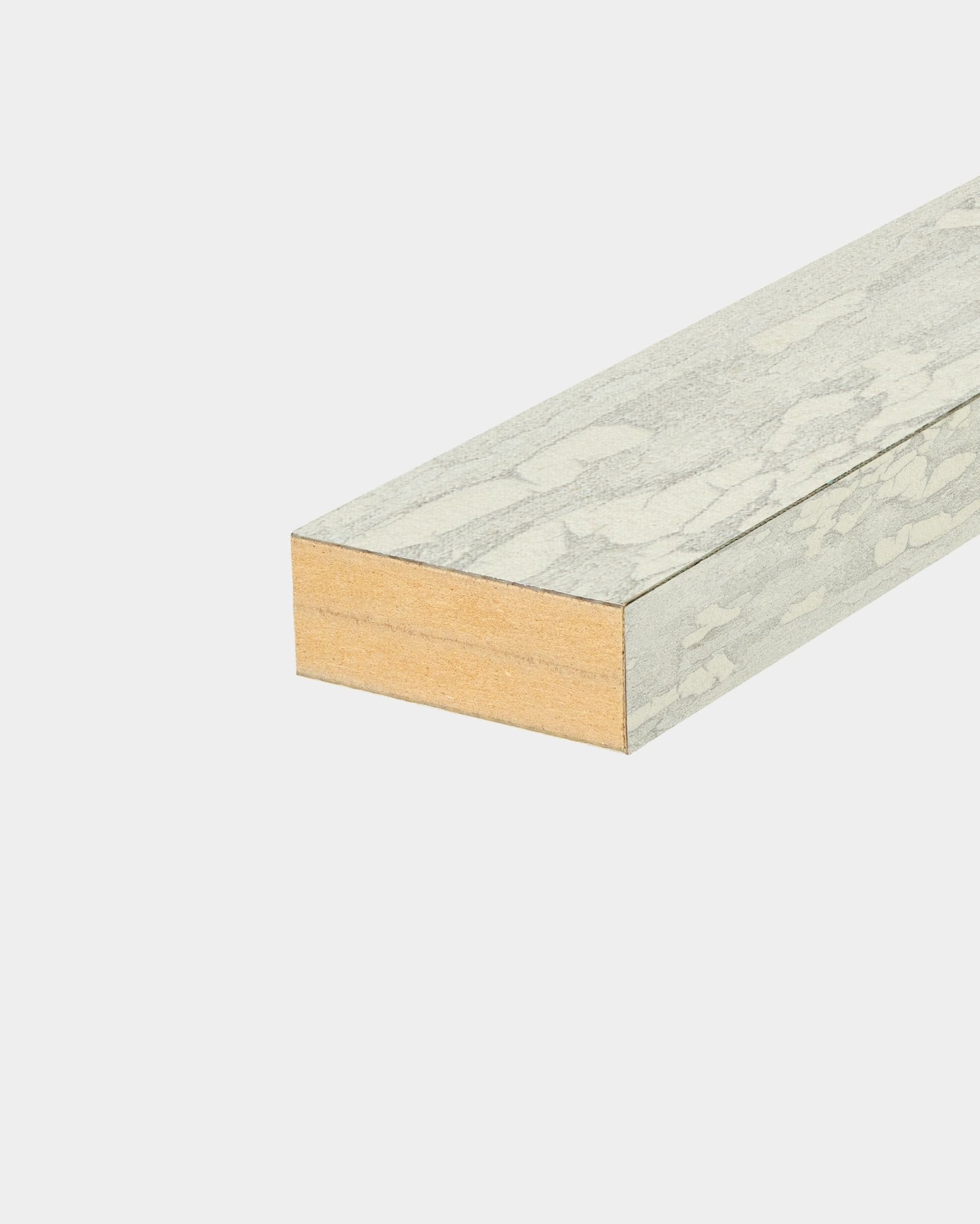 Lamella terminale WoodUpp Akupanel in Oxide White, larga 6,7 cm, con una finitura testurizzata grigio chiaro, pensata per installazioni Pannello acustico o pannelli slatwall.