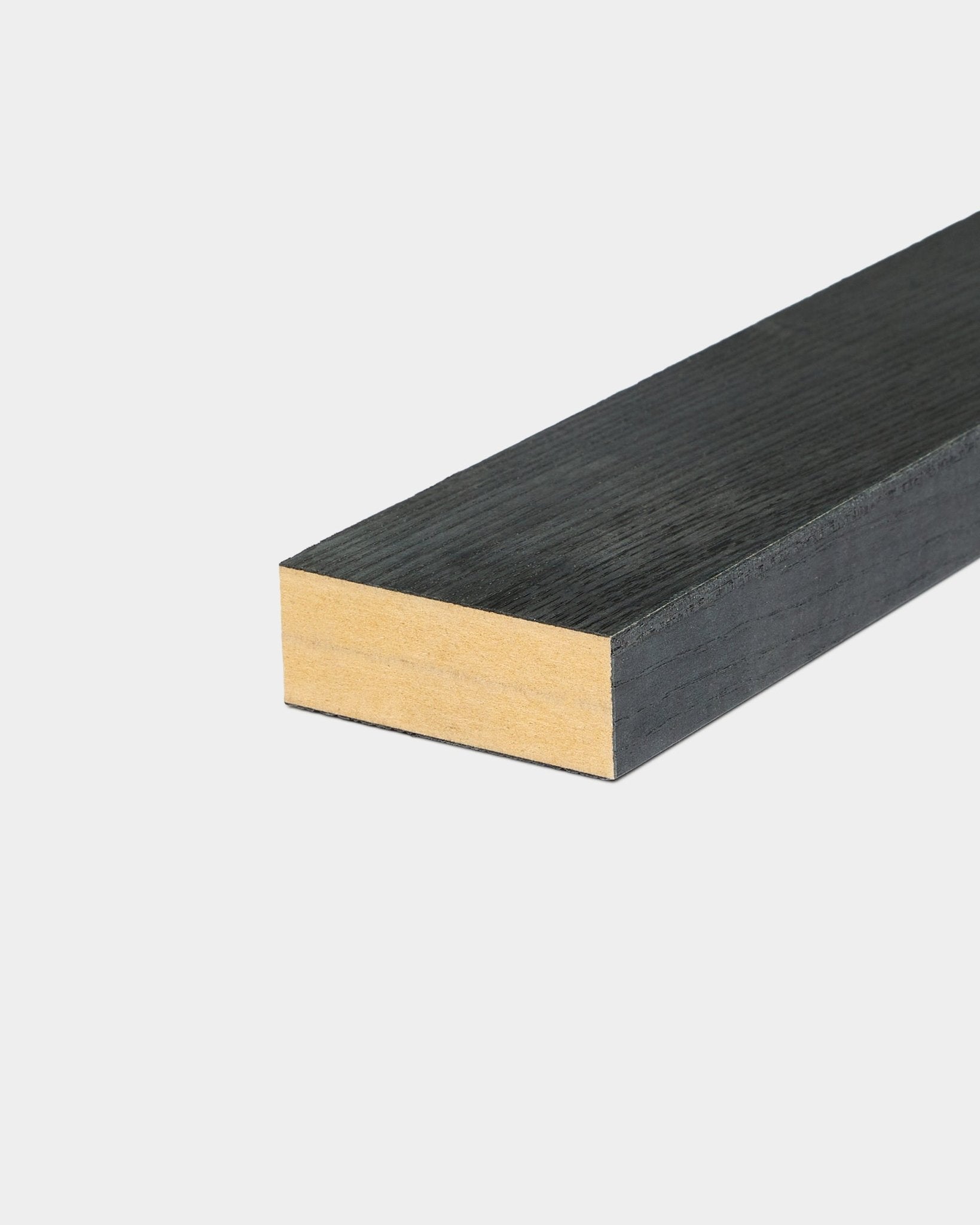 Lamella terminale in frassino Black (6,7 cm) con superficie verniciata black e bordo natural wood, progettata per l’uso con i pannelli acustici WoodUpp Akupanel.