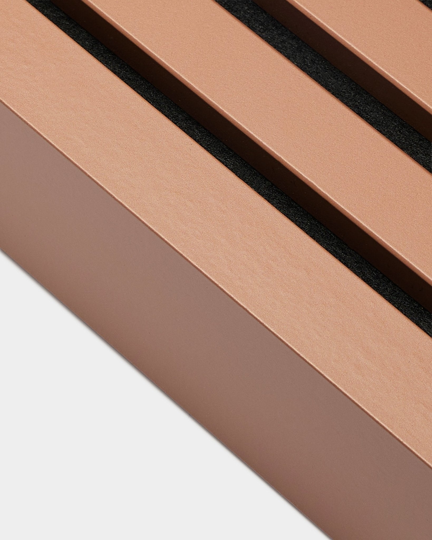 Primo piano della lamella terminale per installazione WoodUpp Akupanel in Clay, 6,7 cm: Pannello acustico in brown chiaro con tre fessure black, design minimalista nordico.
