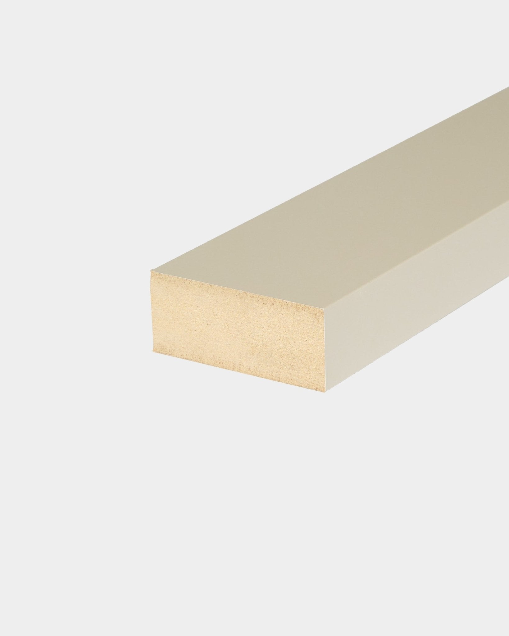 WoodUpp End lamella Stone, un pannello rettangolare da 6,7 cm beige, pensato per installazioni con pannelli acustici in legno Akupanel, mostrato su sfondo bianco.