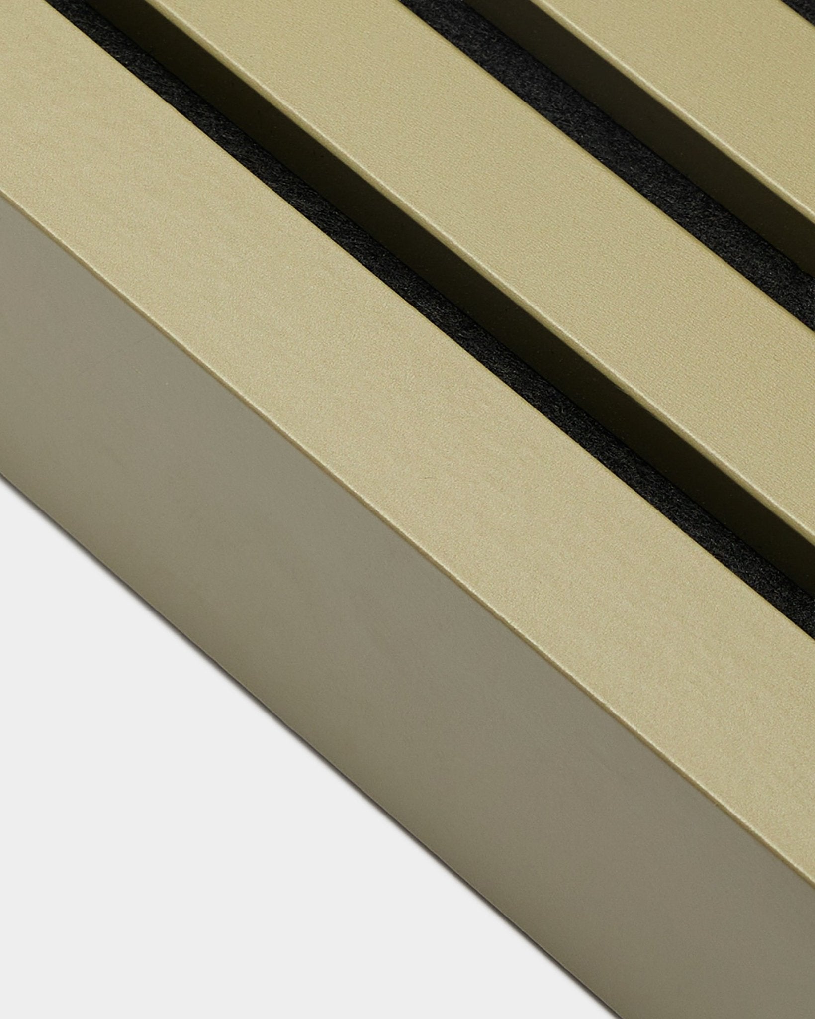 Dettaglio del prodotto di installazione WoodUpp Akupanel, lamella terminale con finitura Moss, larga 6,7 cm, con un telaio in MDF beige e scanalature black su sfondo bianco.