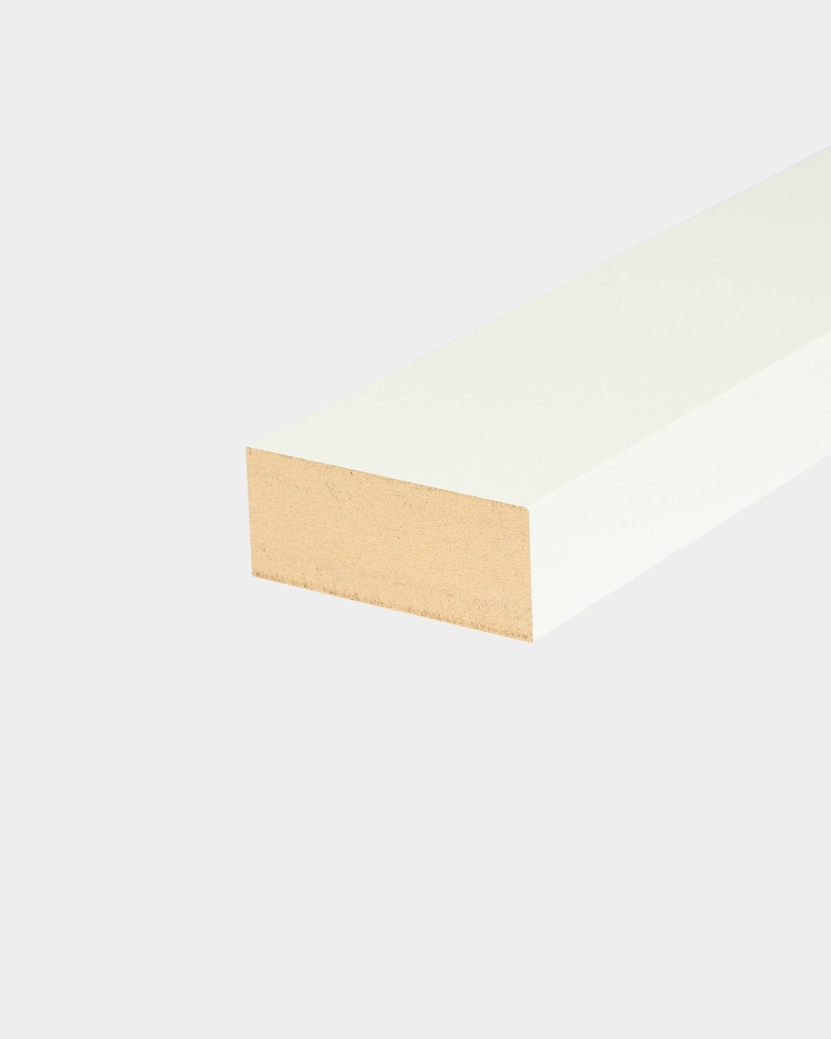Lamella terminale WoodUpp Akupanel in Snow, legno bianco largo 6,7 cm con bordo naturale, pensata per rifinire il telaio in MDF o installazioni a parete Pannello acustico.