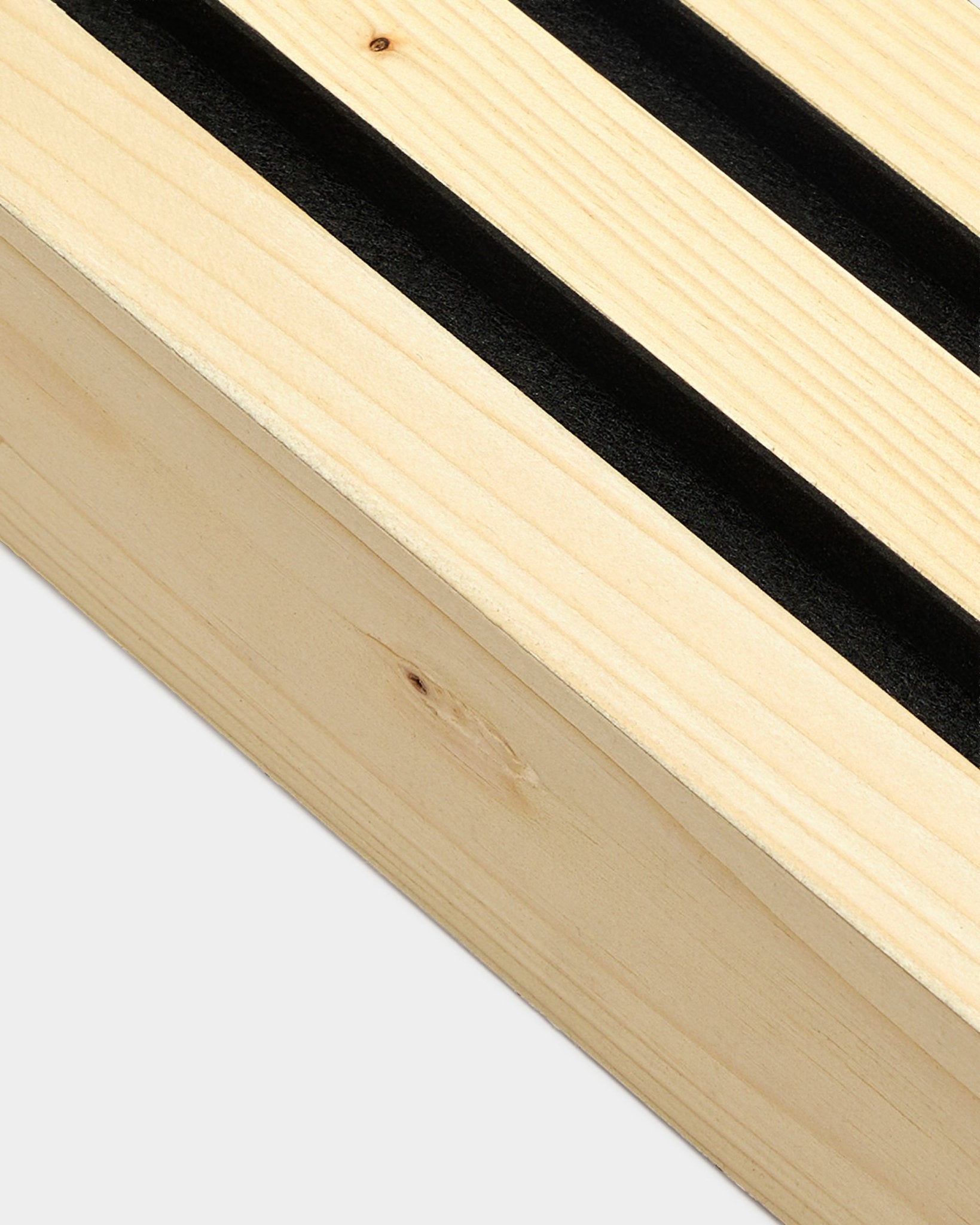 Primo piano della lamella terminale WoodUpp nella finitura Alp, larga 6,7 cm, con venatura del legno ben visibile; pensata per l’installazione a parete Nordic Pannello acustico o Akupanel.