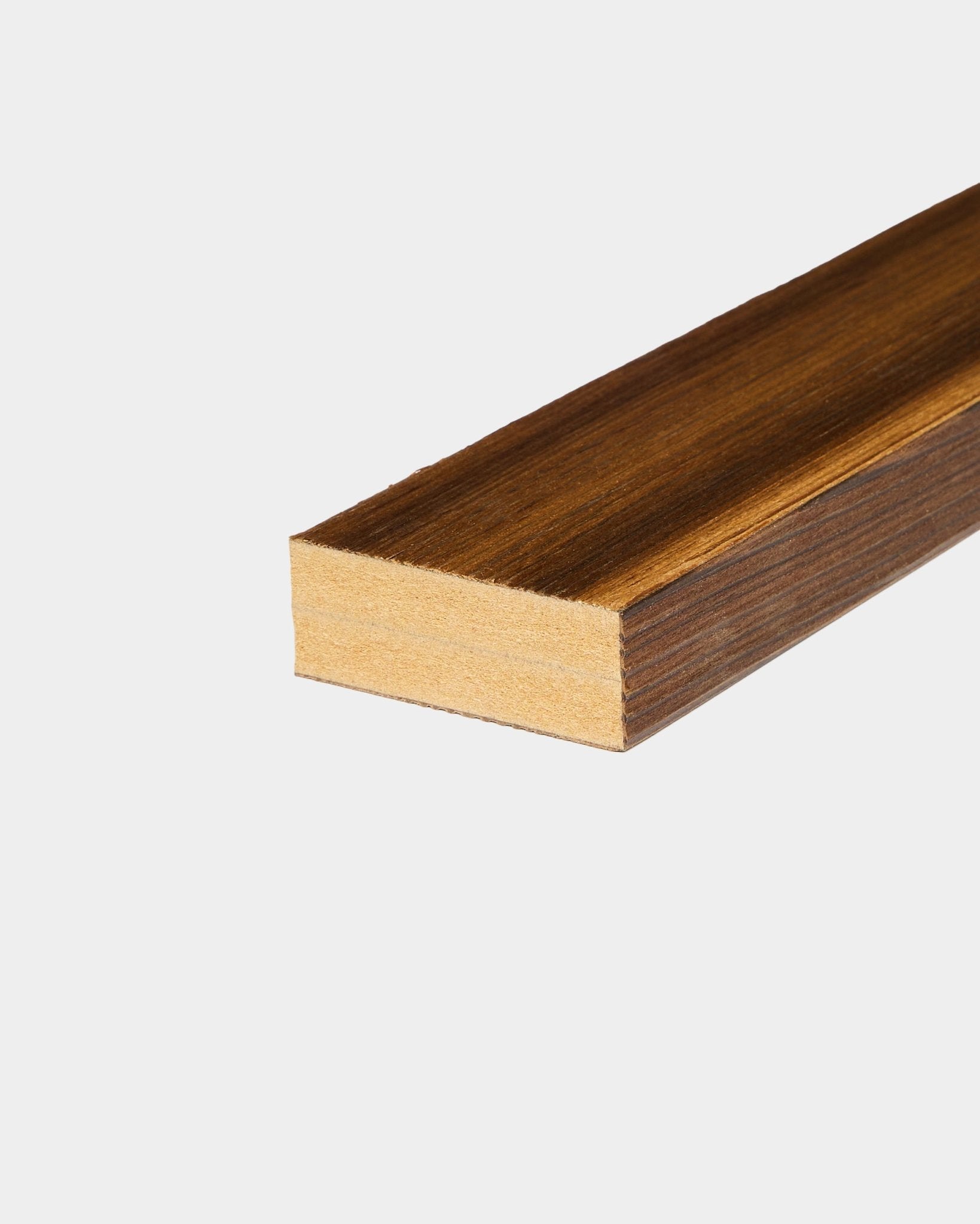 Lamella terminale WoodUpp in larice Rustic termotrattato (6,7 cm), progettata per l’integrazione con il telaio in MDF o per la finitura del bordo della parete, mostrata su uno sfondo bianco semplice.