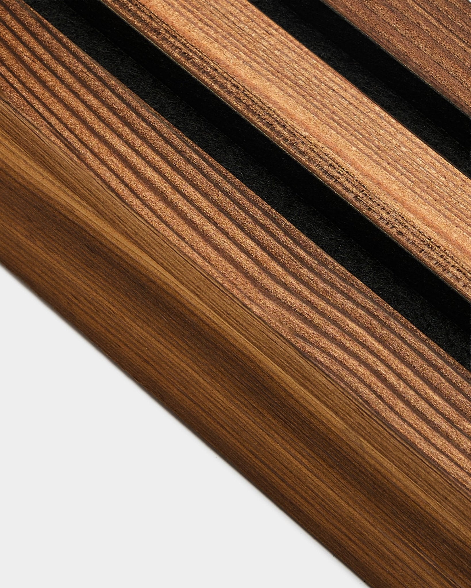 Vista dettagliata della lamella terminale WoodUpp in larice Rustic termotrattato, 6,7 cm, progettata per rifinire i bordi Akupanel Pannello acustico su pareti in colored chiaro.