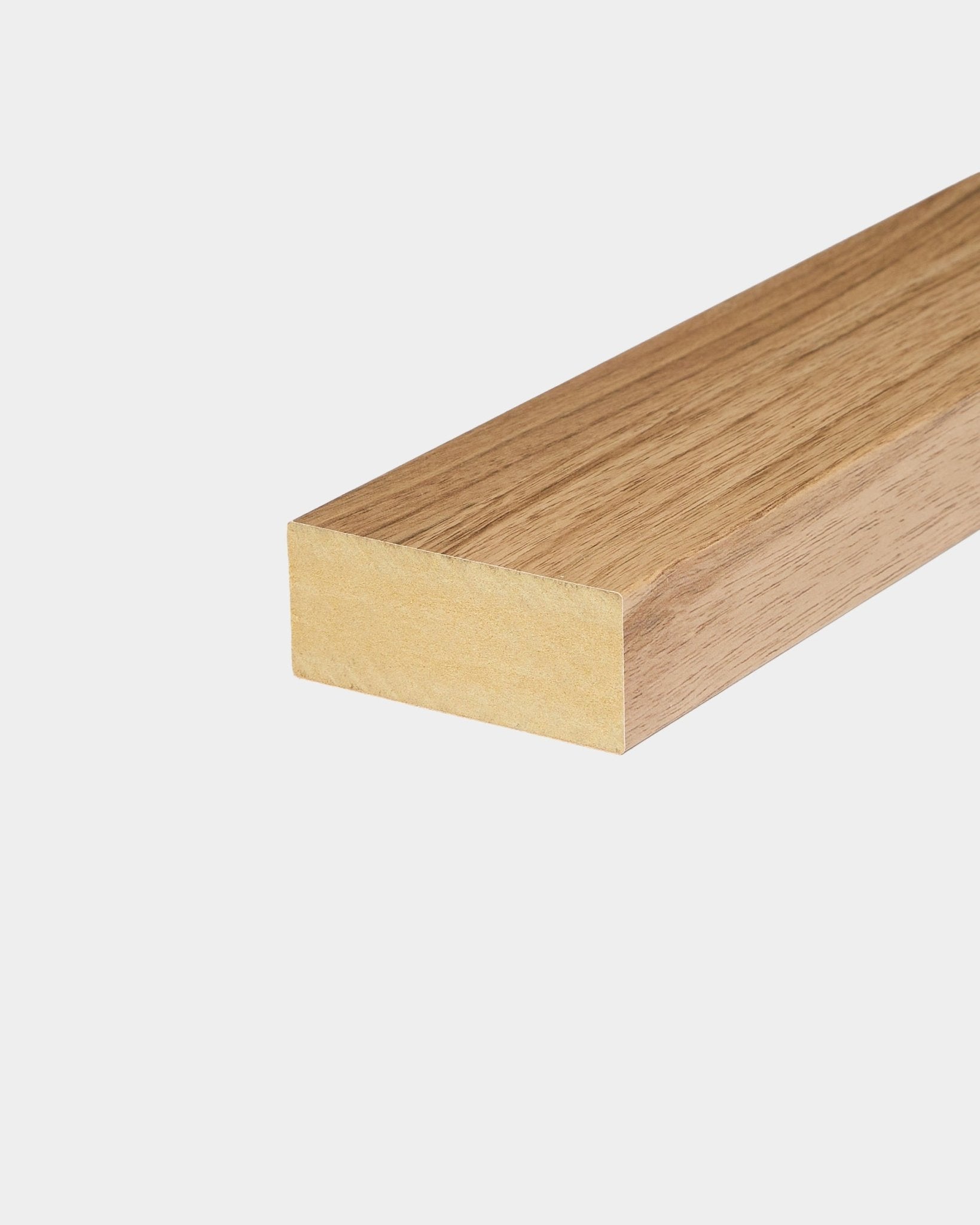 Lamella finale WoodUpp in Noce Inglese, larga 6,7 cm; compatibile con i pannelli acustici in legno Akupanel o con le installazioni del pannello a doghe Nordic.